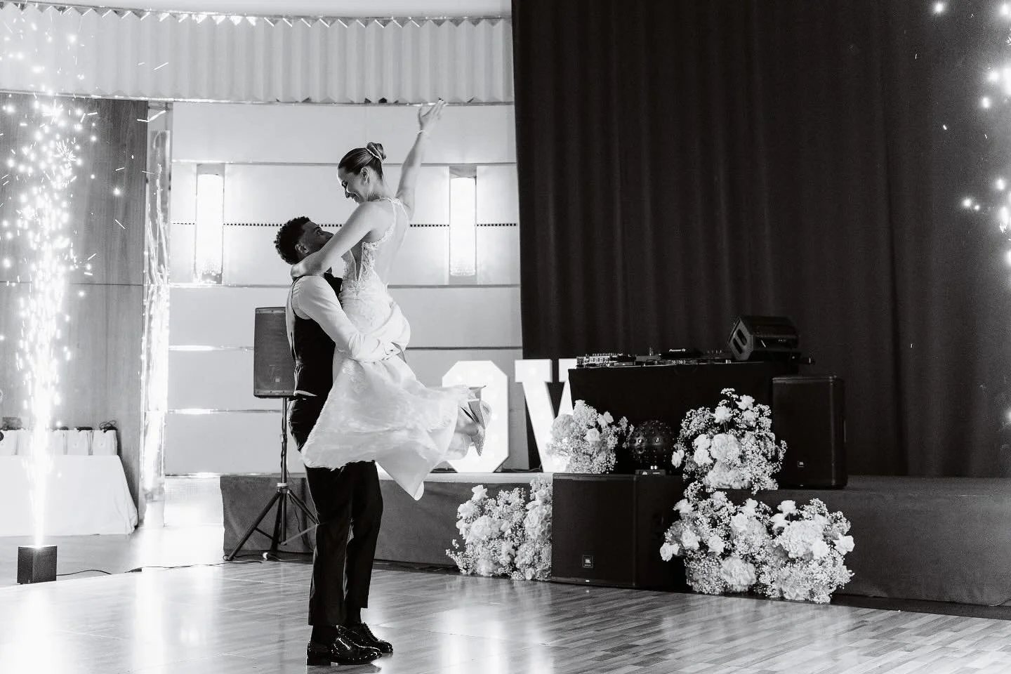 &laquo;
LOVE.

Location: @thedoldergrand 
Planung: @souvenir_weddingplanning 
Fotografie: @kuenzli.photography 
Leuchtbuchstaben: @hochzeitdekoschweiz 

#hochzeit #wedding #hochzeitdeko #hochzeitdekoschweiz #kaltfunken #kaltfeuerwerk #leuchtbuchstabe