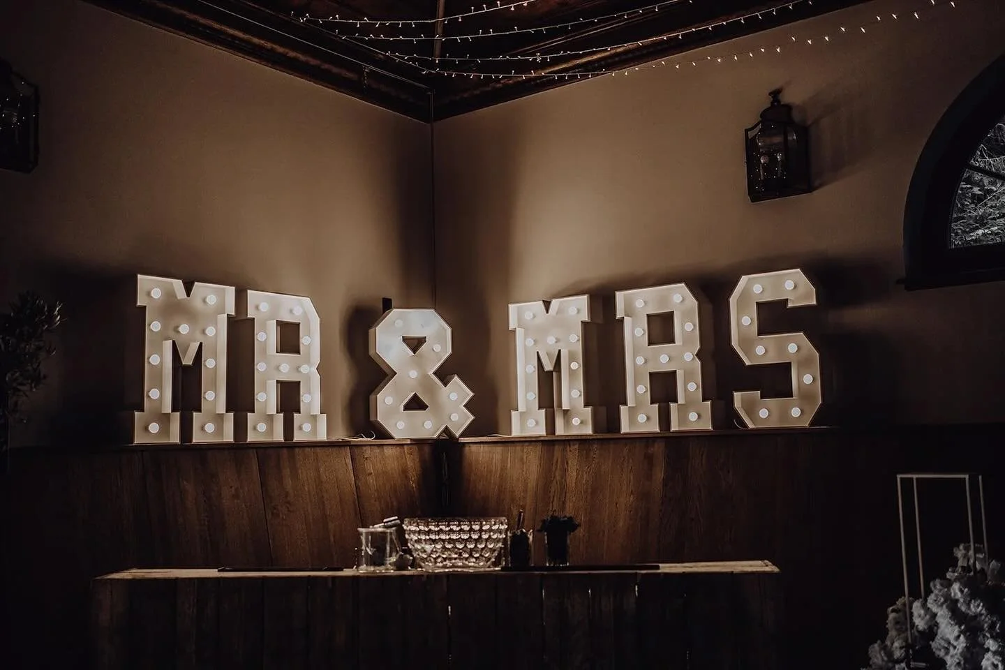 &laquo;
Ihr seid noch auf der Suche nach einem besonderen Deko-Highlight f&uuml;r eure Hochzeit? Unsere XXL MR &amp; MRS Leuchtbuchstaben verleihen jeder Feierlichkeit ein ganz besonderes Ambiente mit WOW-Effekt.

Foto: @sabrinalicataphotography 

#h
