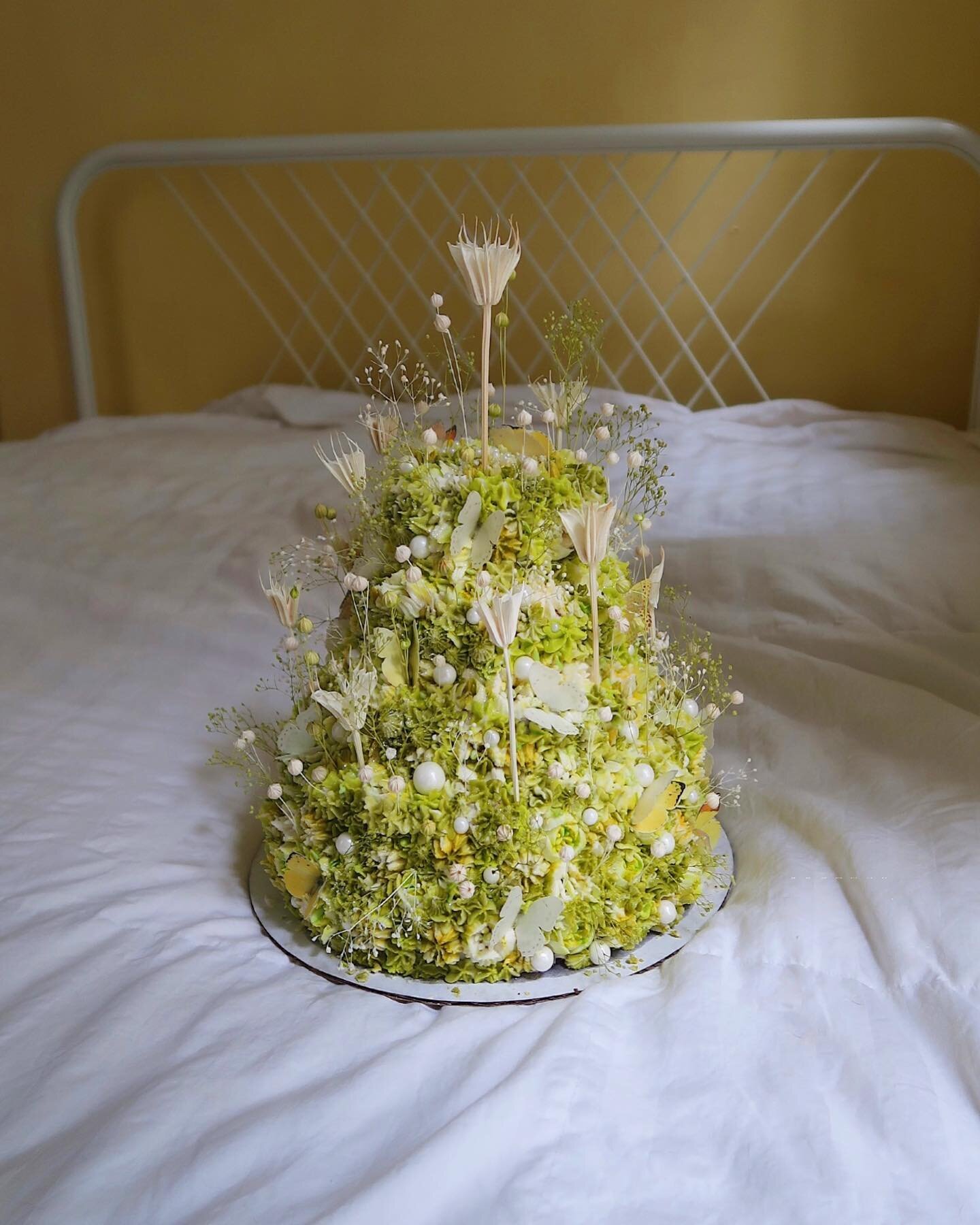 𝕲𝖗𝖊𝖊𝖓 𝖇𝖑𝖔𝖔𝖒𝖘 𝖔𝖋 𝖓𝖊𝖜 𝖑𝖔𝖛𝖊 💛always so humbled to make a wedding cake. double chocolate hazelnut cake for a very special couple 💛

#cake #cakedecorating #cakes #birthdaycake #chocolate #food #dessert #cakesofinstagram #birthday #ca