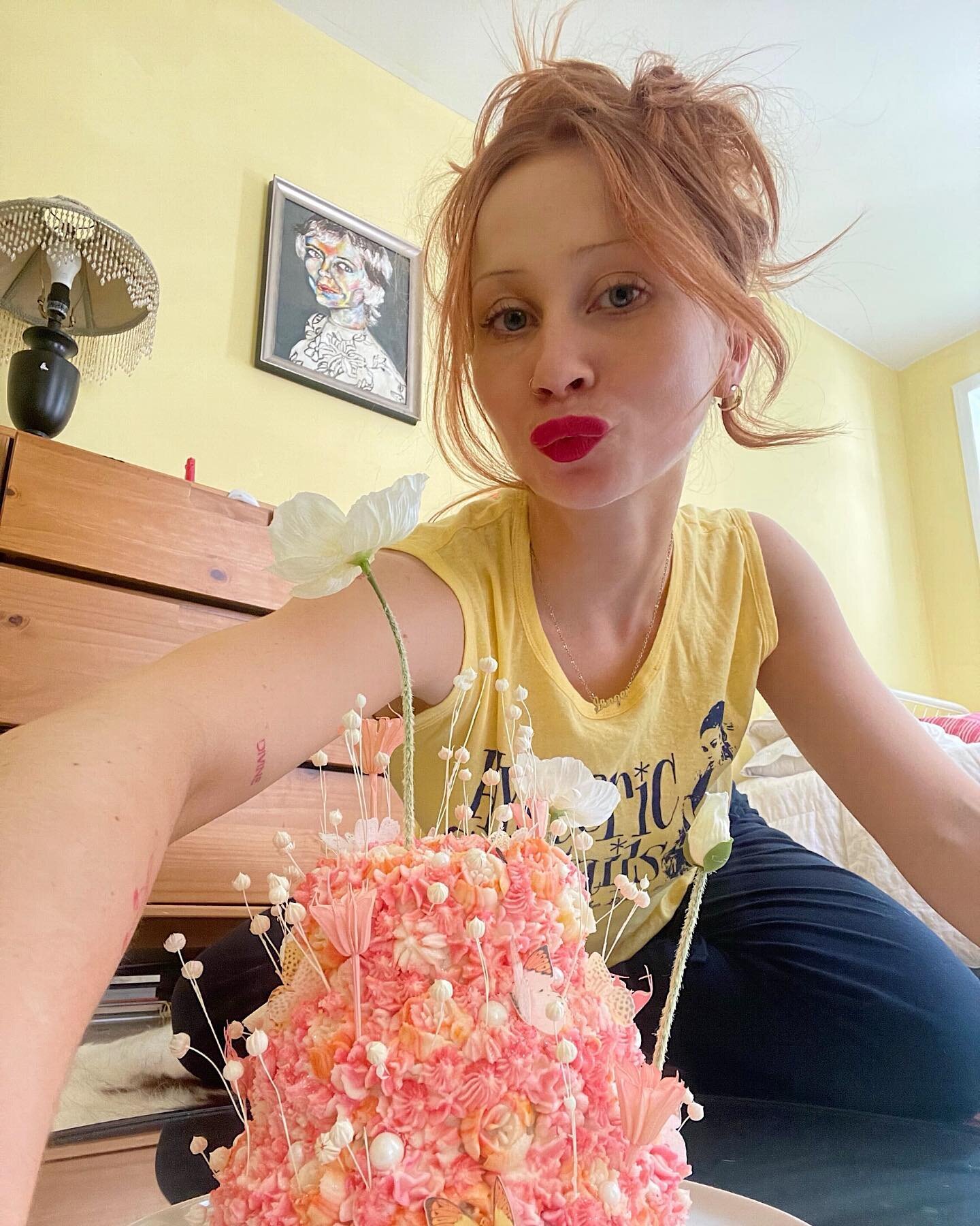 POV you&rsquo;re my cake and i&rsquo;m asking you to work your angles ☺️💛🌸💐🌷🎂🧁🍰✨