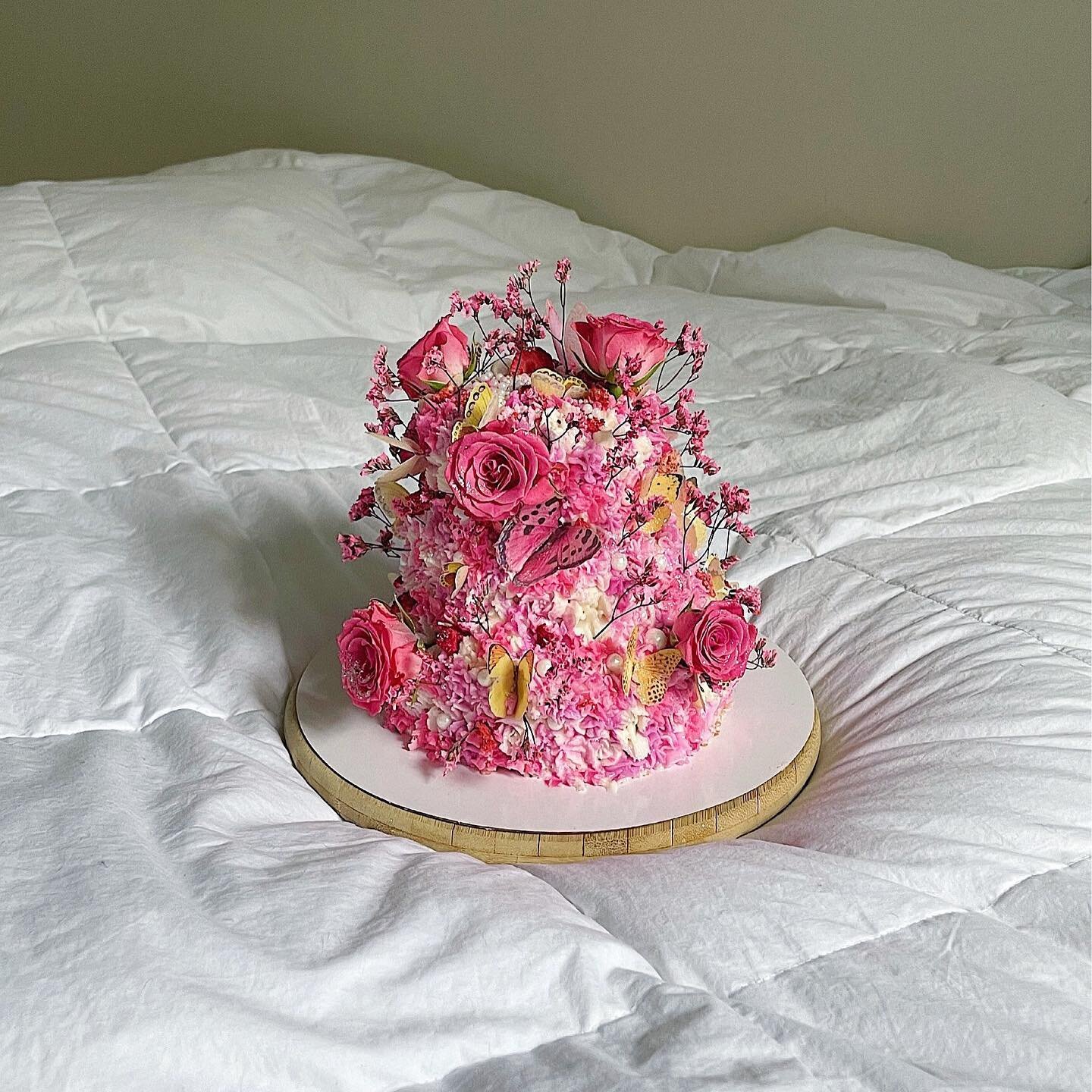 𝓟𝓲𝓷𝓴 𝓭𝓻𝓮𝓪𝓶 
💅🏼 𝘎𝘍 𝘍𝘶𝘯𝘧𝘦𝘵𝘵𝘪 𝘢𝘯𝘥 𝘓𝘦𝘮𝘰𝘯 𝘤𝘢𝘬𝘦 𝘧𝘰𝘳 𝘢 𝘣𝘥𝘢𝘺 𝘨𝘺𝘢𝘢𝘢𝘢𝘭

#cake #cakedecorating #cakes #birthdaycake #chocolate #food #dessert #cakesofinstagram #birthday #cakedesign #instafood #baking #foodporn #y