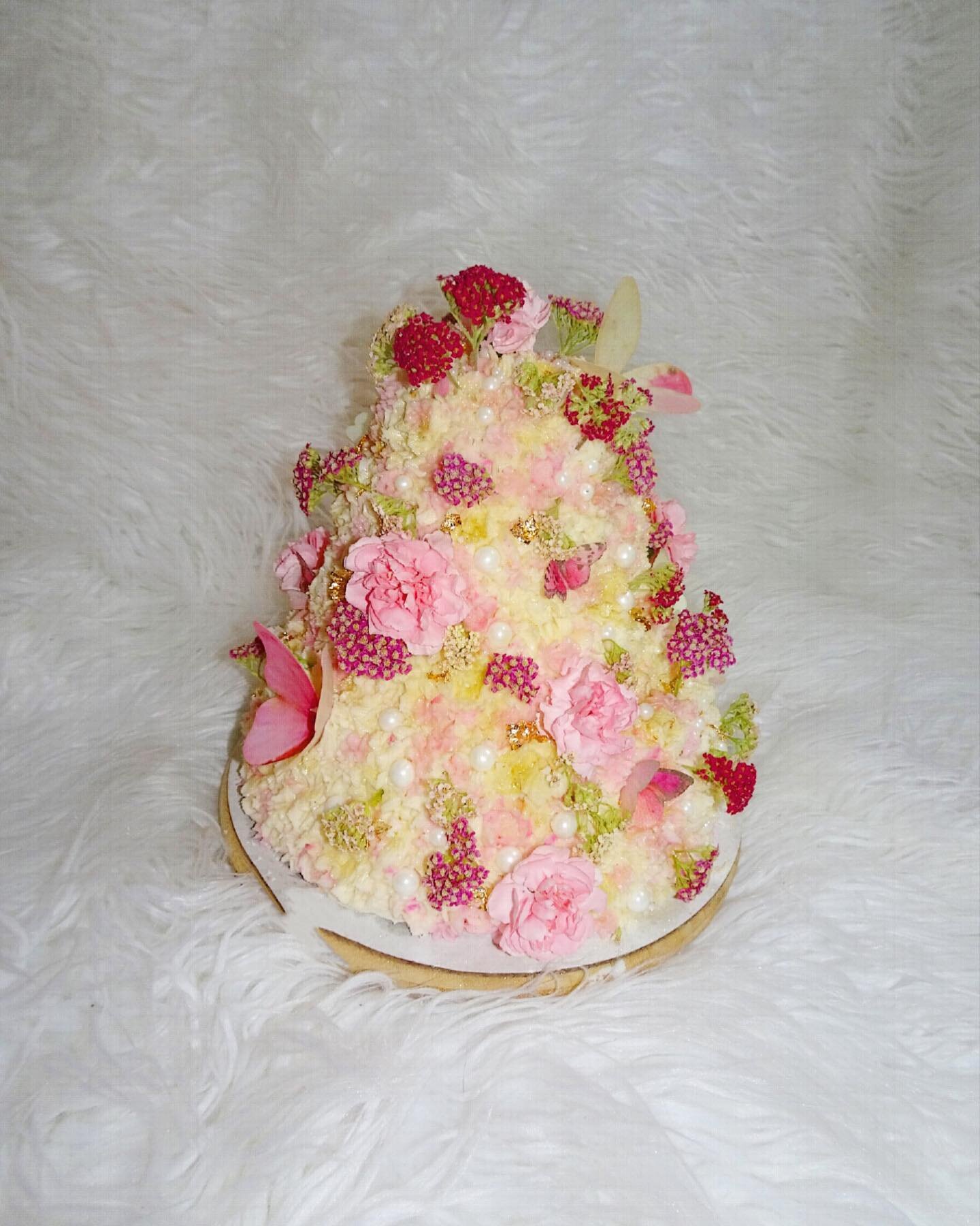 🤍𝓑𝓵𝓾𝓼𝓱𝓲𝓷𝓰 𝓹𝓲𝓷𝓴 𝓭𝓻𝓮𝓪𝓶🤍 full size lemon and vanilla cake 🎂 

#cake #cakedecorating #cakes #birthdaycake #chocolate #food #dessert #cakesofinstagram #birthday #cakedesign #instafood #baking #foodporn #yummy #cakestagram #homemade #lo