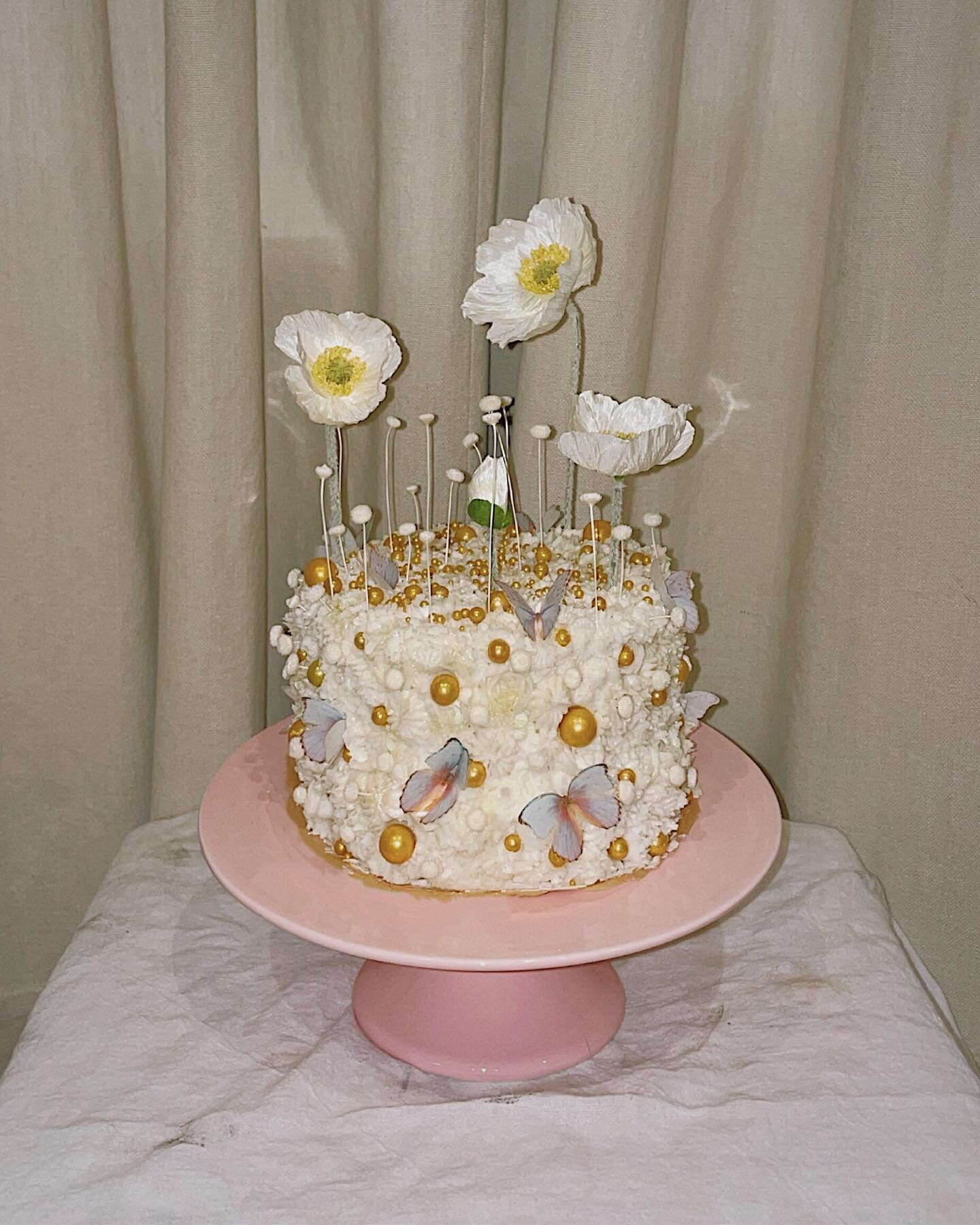 𝒲𝒽𝒾𝓉𝑒 𝒶𝓃𝒹 𝒢𝑜𝓁𝒹 moments 🤍🎂⭐️🤍🎂⭐️🤍🎂⭐️🤍

Mini stacked double lemon cake 🤍

#cake #cakedecorating #cakes #birthdaycake #cakeart #cakedecorating #cakedesign