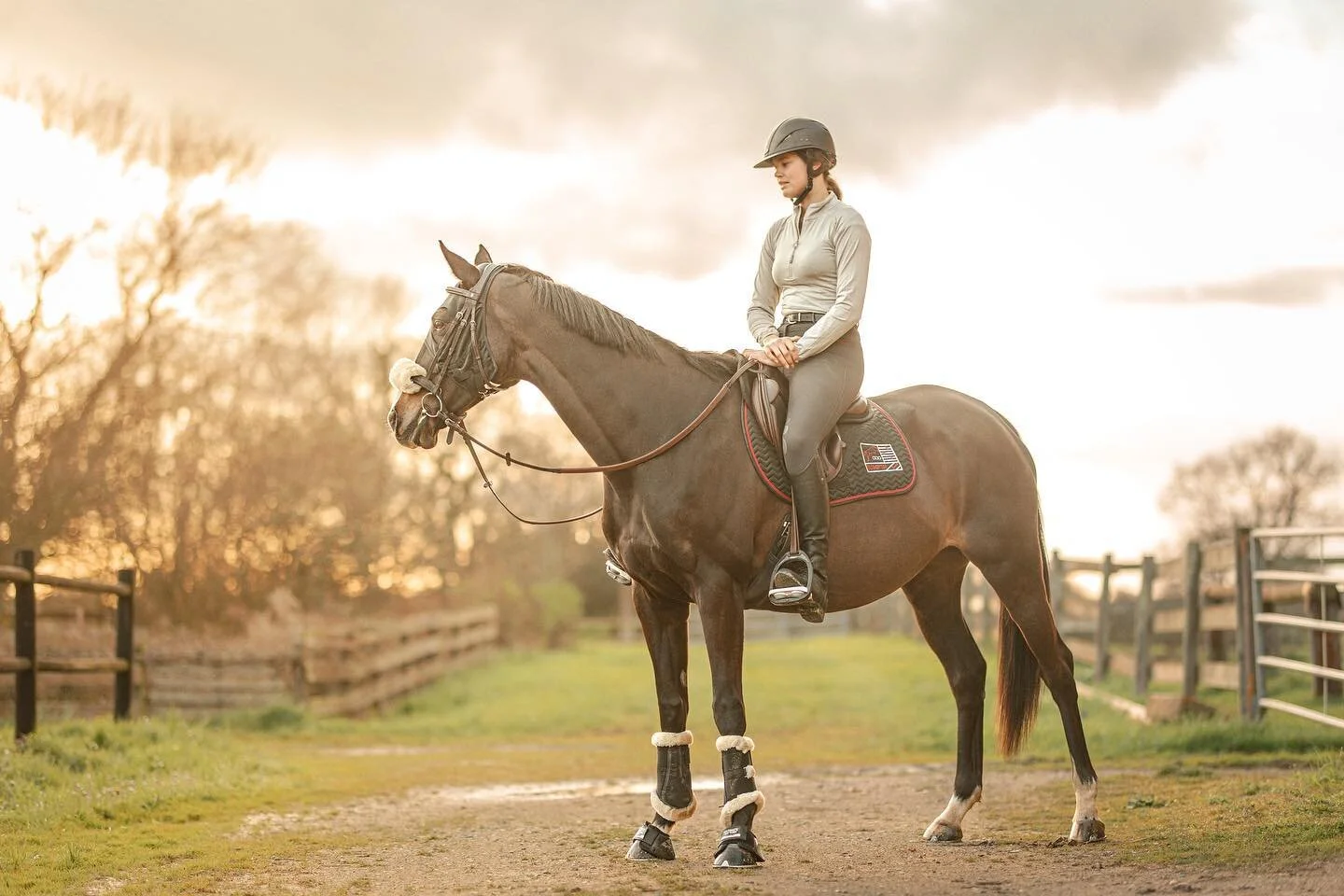 ATINA ET LISA 2 
eh oui on retrouve ce magnifique couple @atina_et_lisa pour un shooting produit @horsedressing x @fenwickequestrian !
je suis TELLEMENT fière du résultat, mon style se développe enfin comme je le souhaite et la