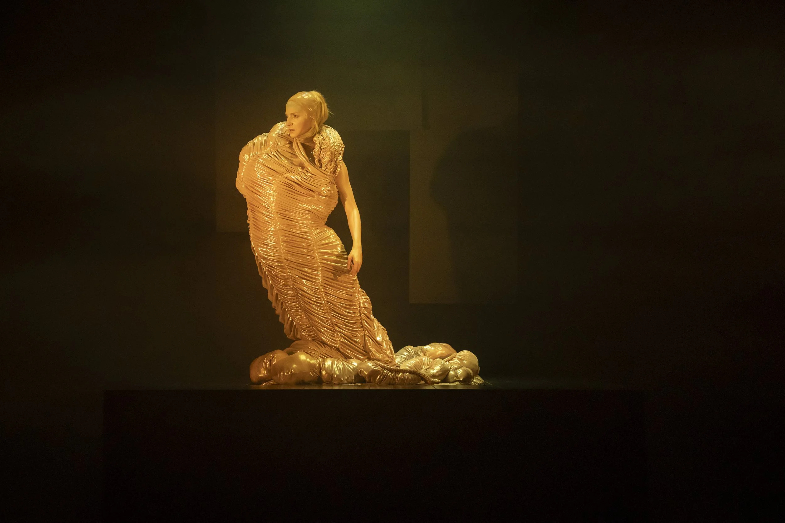 La jeune fille suppliciée sur une étagère . Mise en scène Cédric Delorme Bouchard . théâtre Prospero 2025