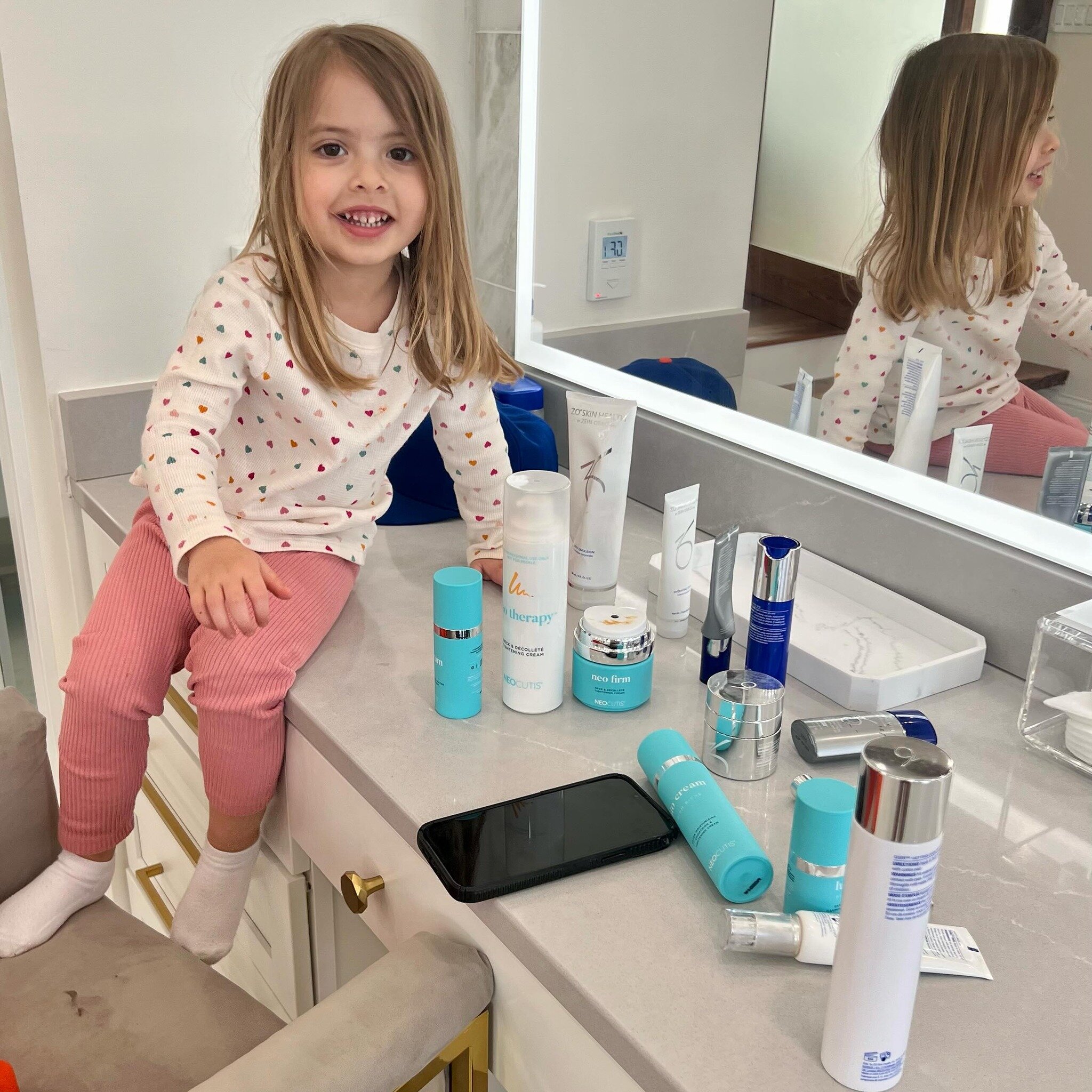 Teaching her young!! lol

My little lady, always paying attention and observing 💜 And getting into my stuff!! 

@he_shall_be_levon @neocutis @zoskinhealth @lindsay_zo_skinhealth @buffaloskincareandbeauty #medicalgradeskincare #littlespounges #major 