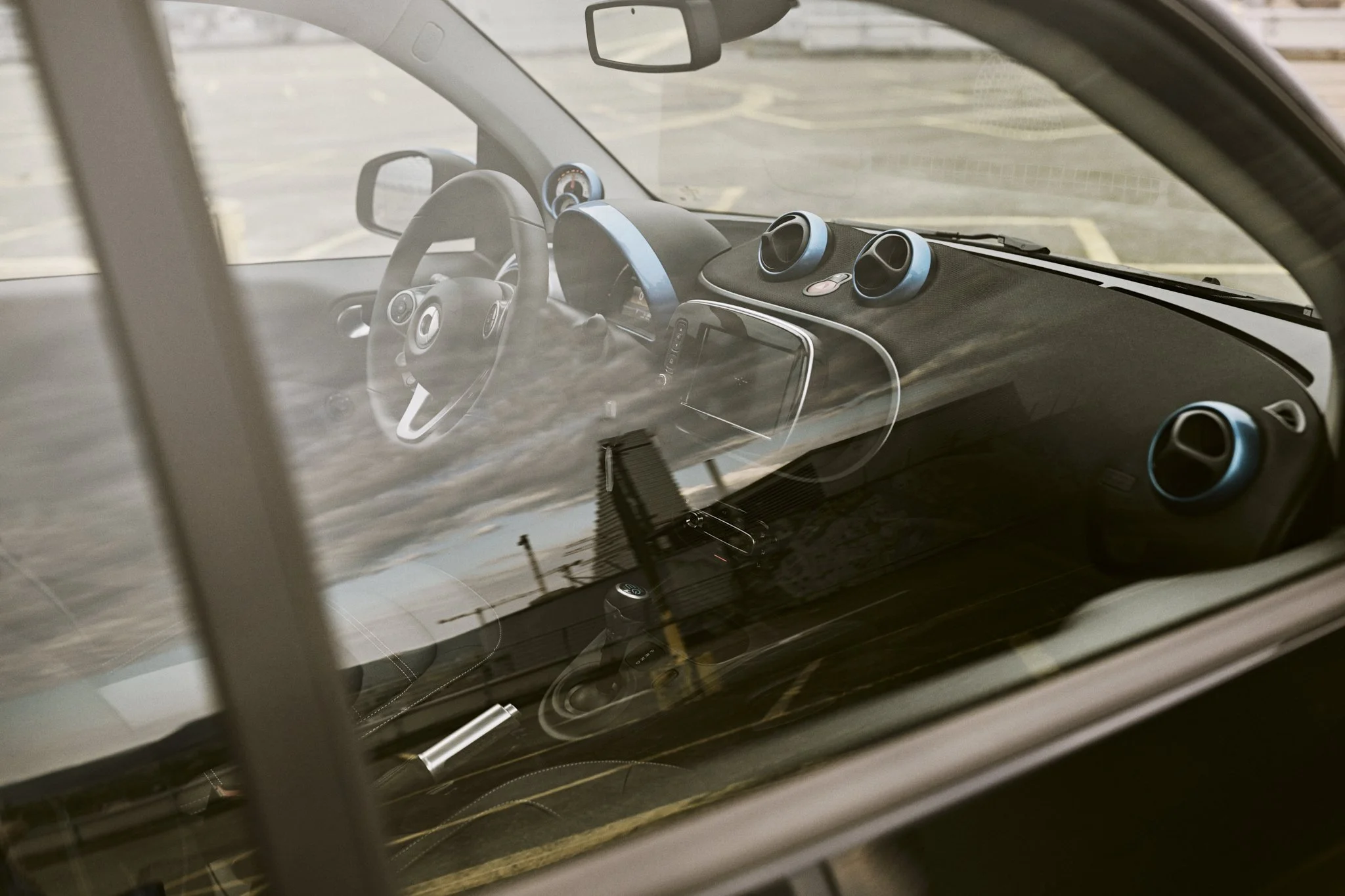Smart EQ girl model basel messeparking sonne reflektionen parking sommer 90s