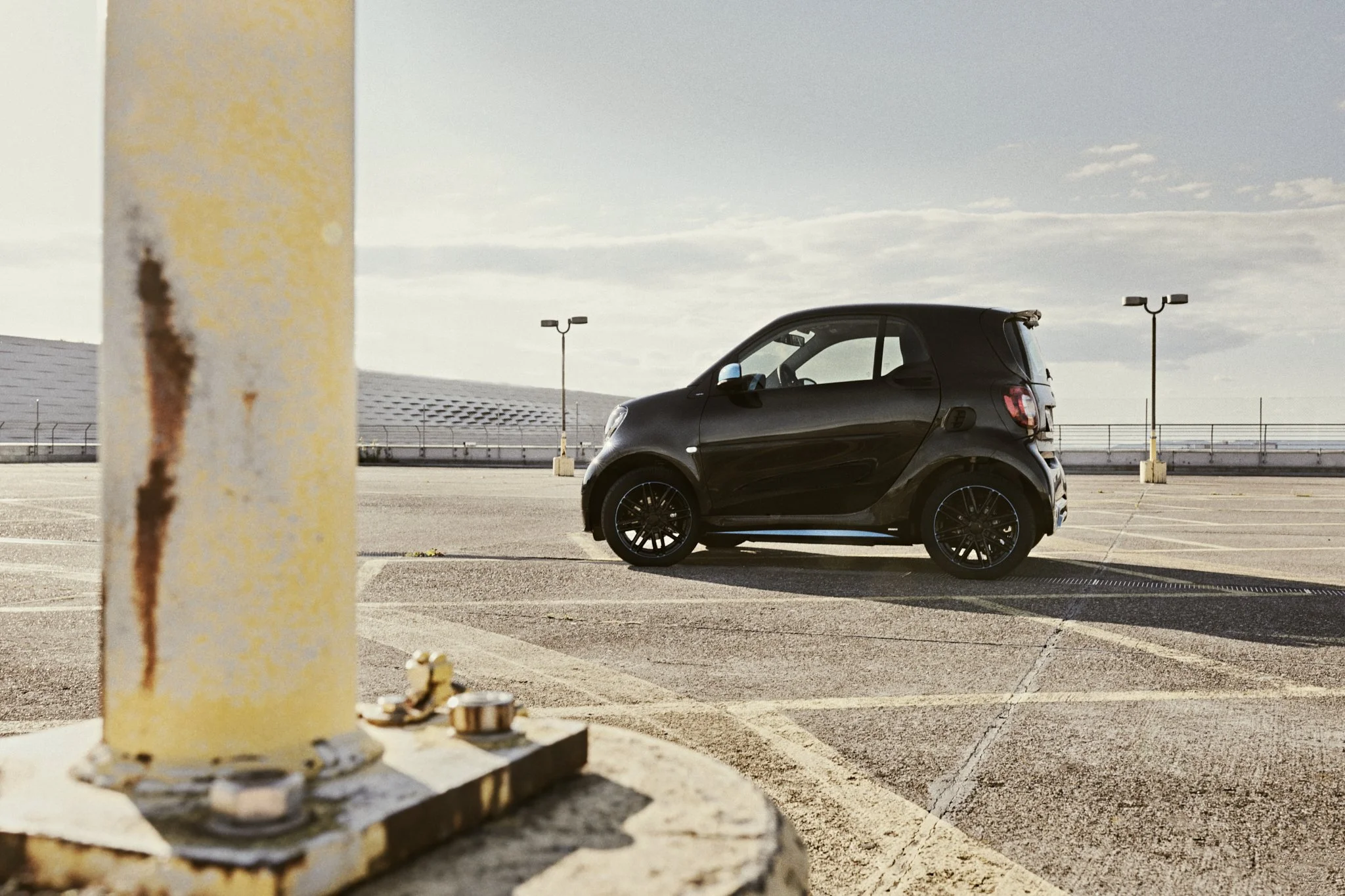 Smart EQ girl model basel messeparking sonne reflektionen parking sommer 90s