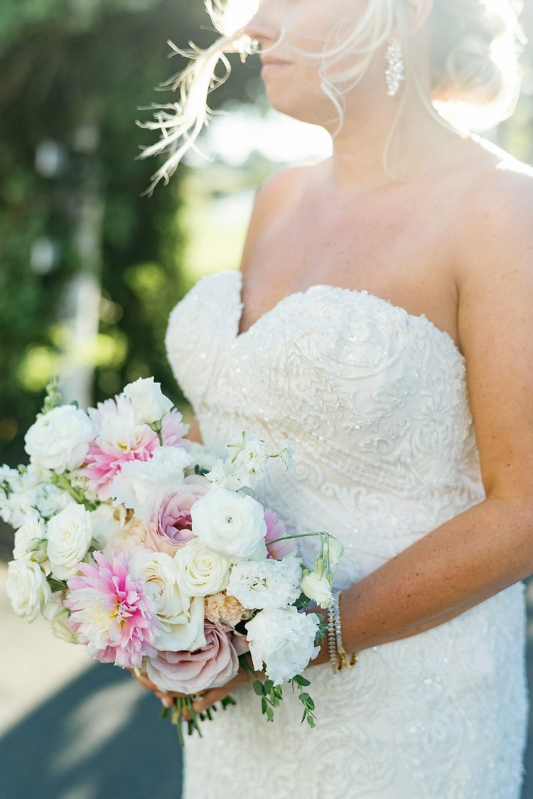 gorgeous+bride+with+blush+blossoms+and+cream+bouquet.jpg