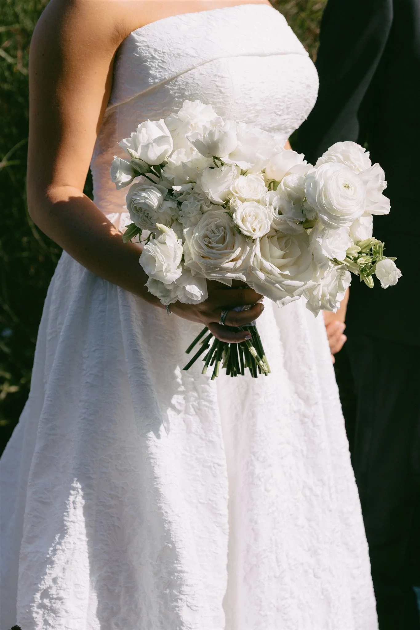 Soft, natural beauty that let the day’s design lead.