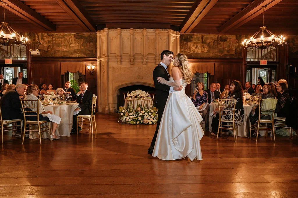 Couple sweetheart table with candlelight and lush neutral florals