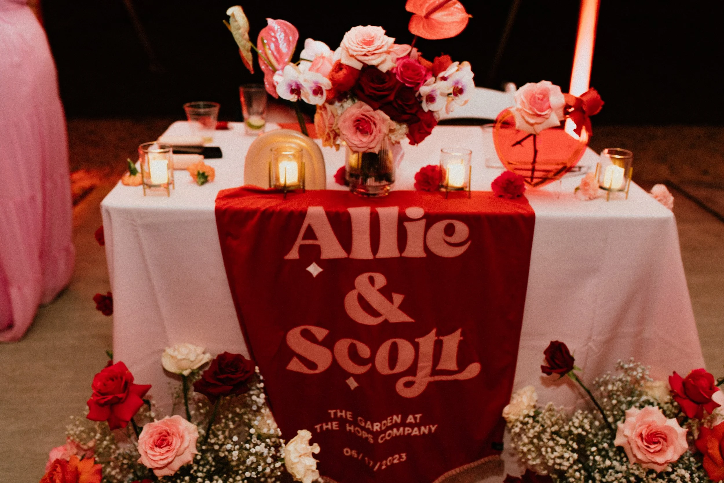 Sweetheart table featuring blush anthuriums and bold floral styling at a Connecticut wedding.
