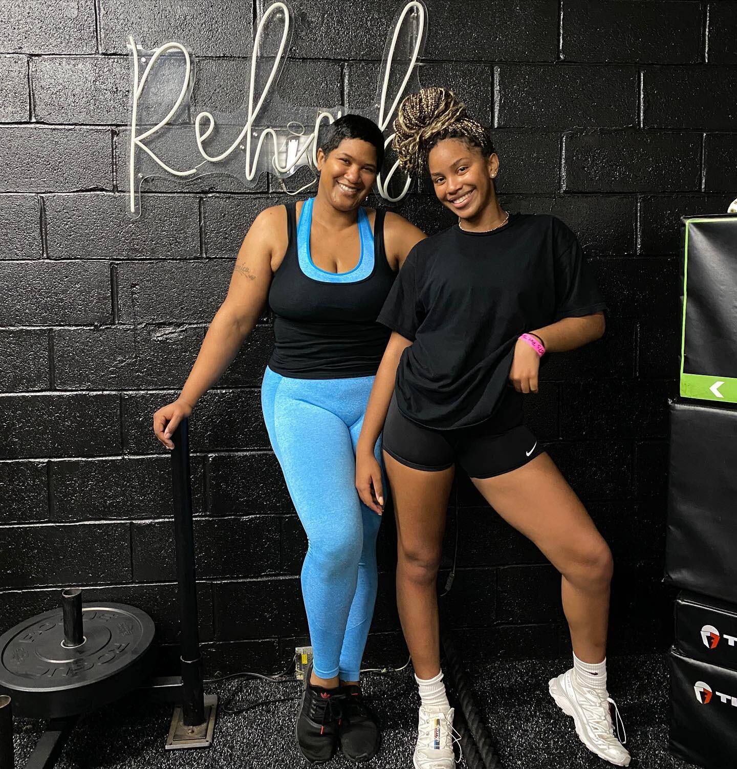 We love a mom &amp; daughter workout duo. ❤️&zwj;🔥🙌🏽

Upper Body &amp; Core Class w/ @bodybyshi_  tonight at 6:30pm. 

Sign up using the link in bio. See you soon! 

#rehabbyqui #bodybyshi #momdaughtherduo #strongwomen