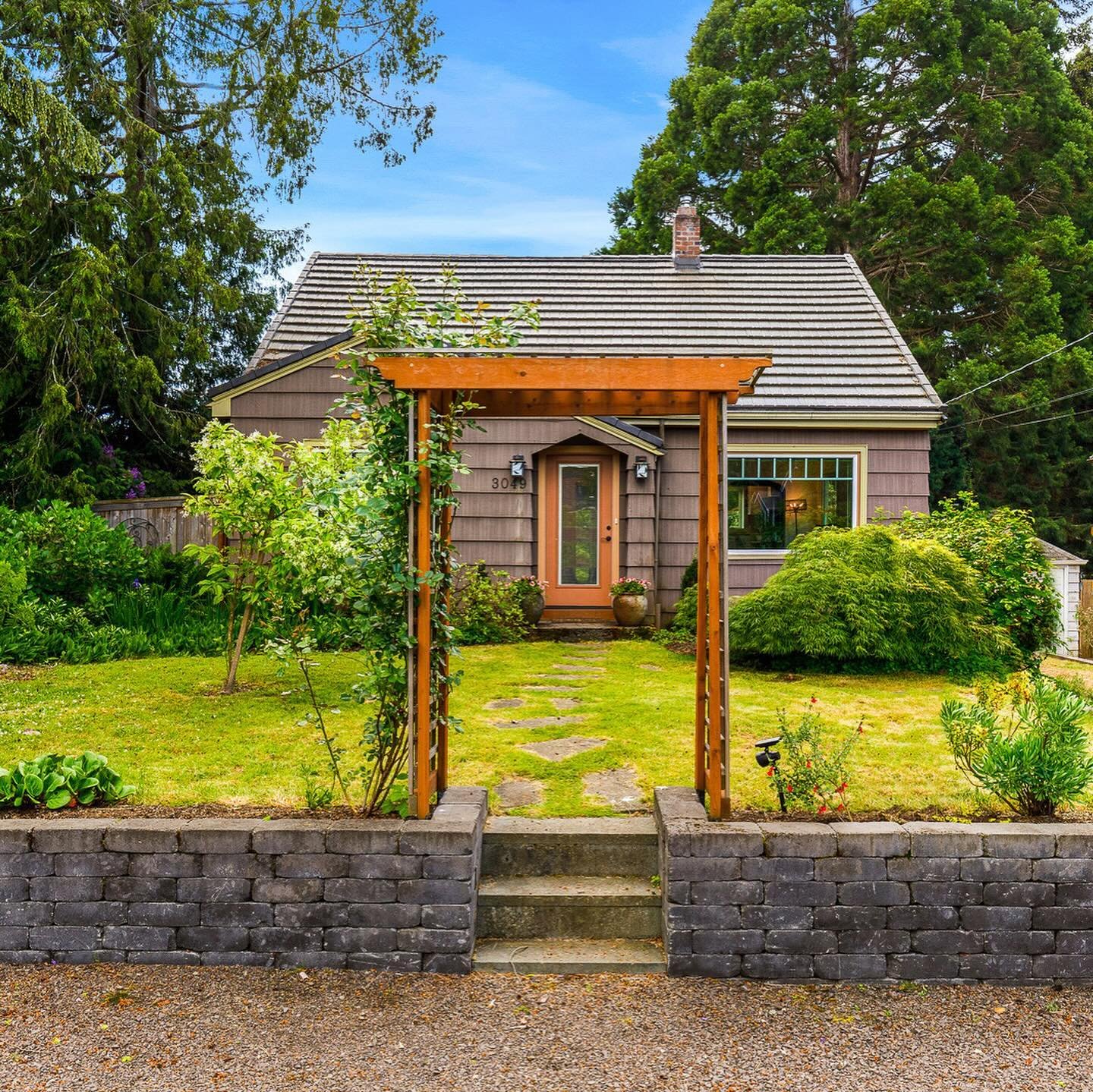 I&rsquo;ll be hosting opens at this Wedgwood cutie all weekend! BOM with a brand new furnace. 

Lovely &amp; bright tudor surrounded by beautiful gardens in coveted Wedgwood. This 1937 classic boasts all its original charm w/gorgeous finishes &amp; a