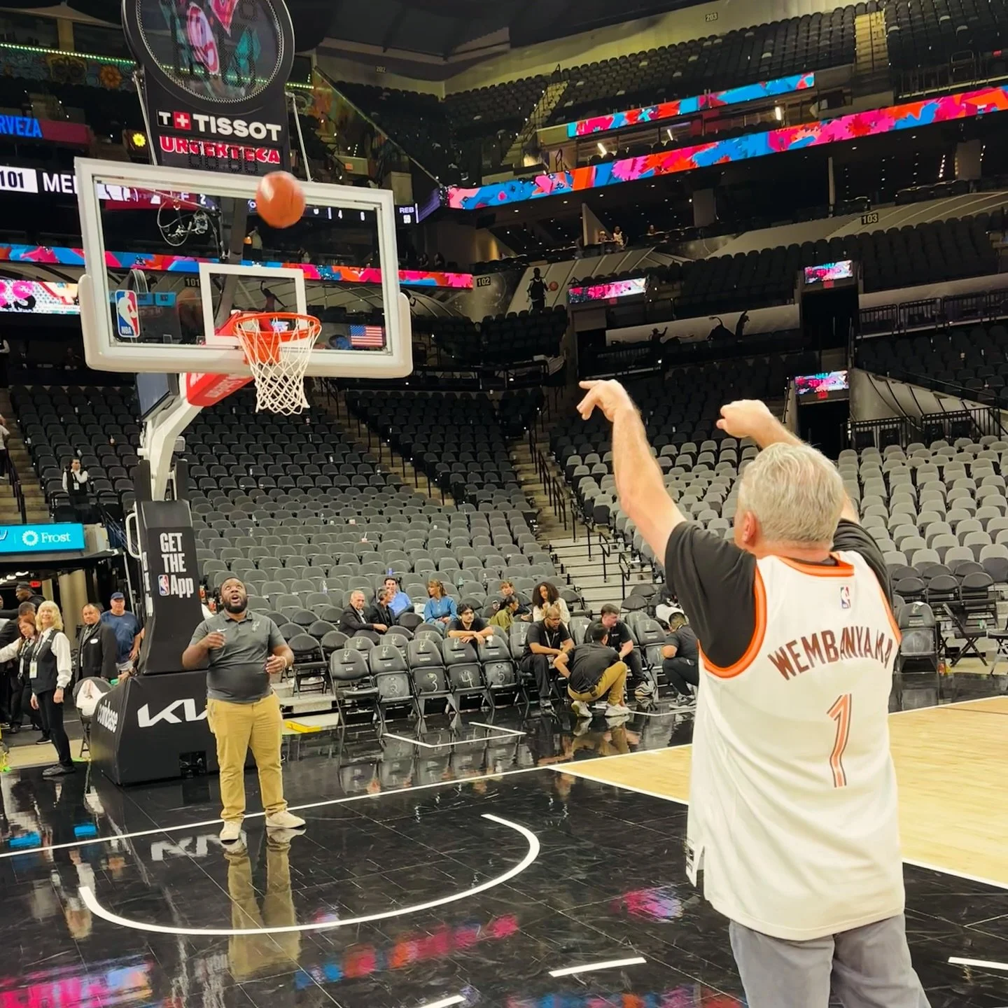 Did my free throw on the court after the @spurs game tonight go in? Reader, it went in!