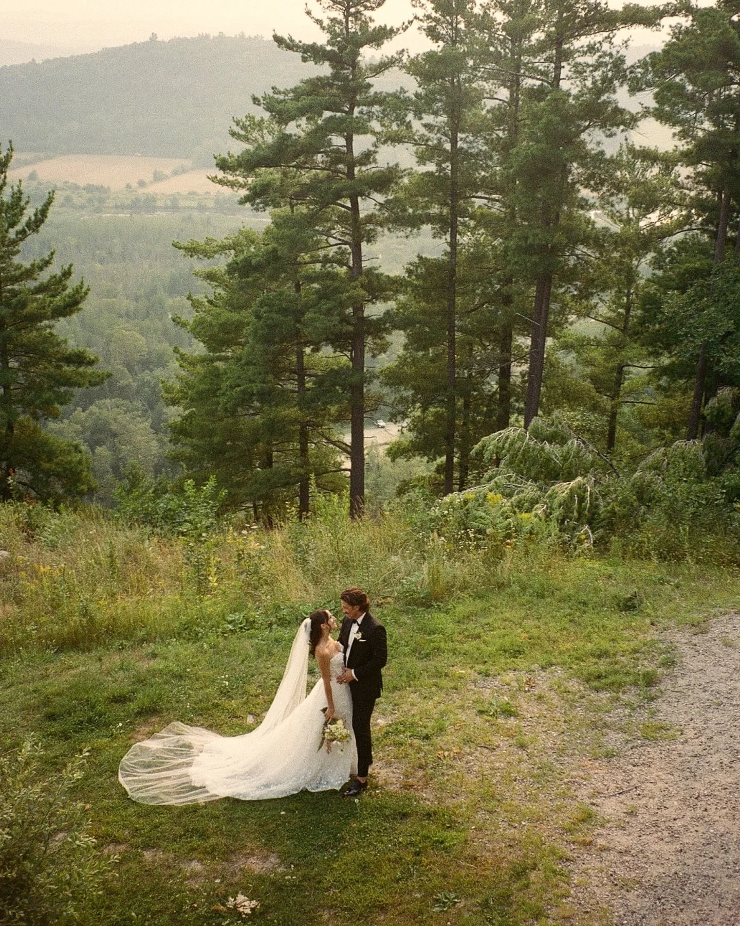 some summer film for this beautiful wedding day 🫶🏻✨

#portra400 

@lebelvedereweddings