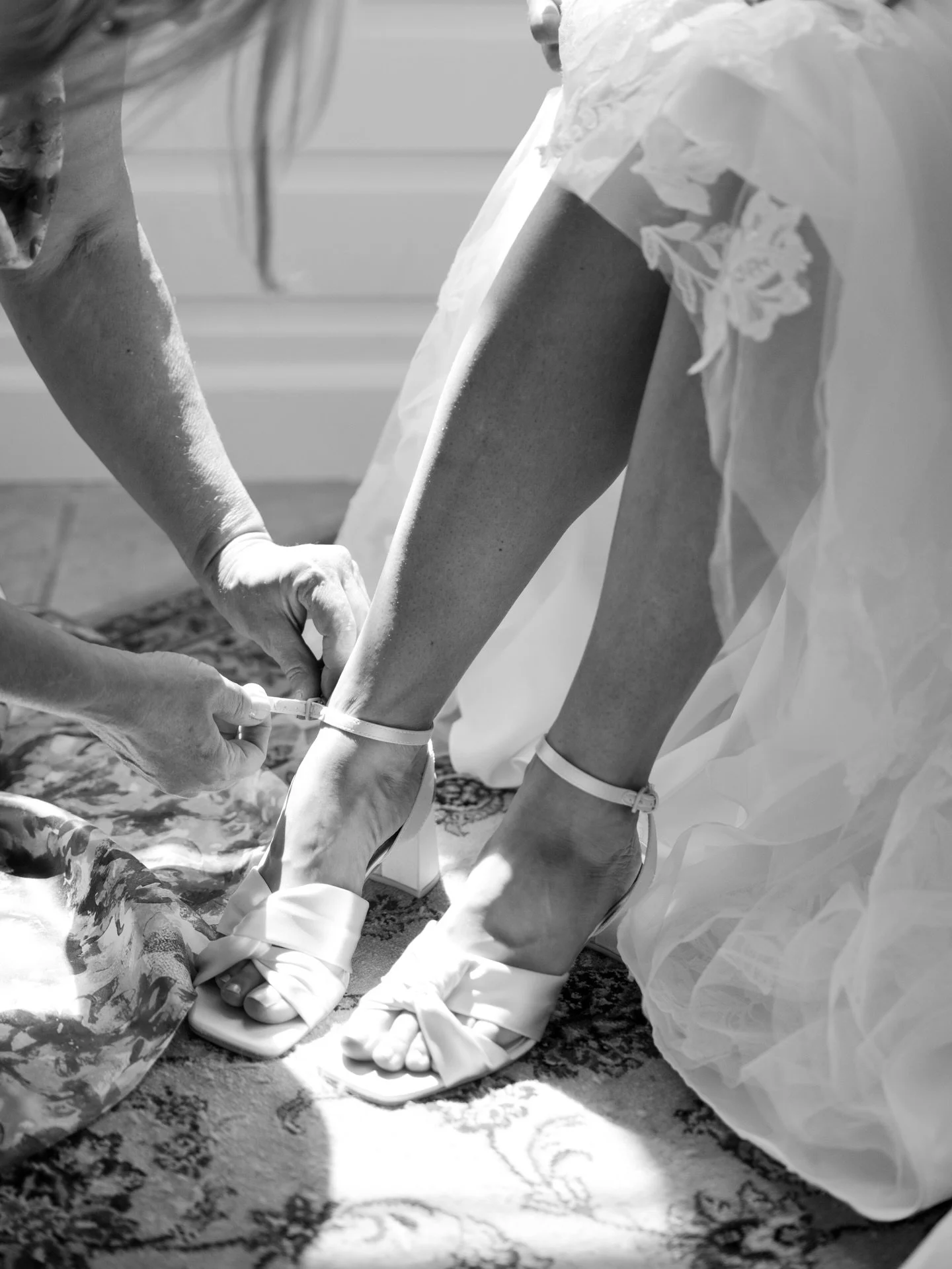 little moments of getting ready in black &amp; white ✨