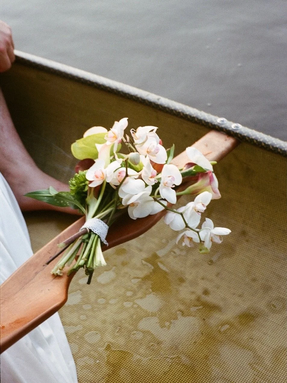 If there is one thing I&rsquo;m a huge fan of, it&rsquo;s when y&rsquo;all remember to bring some props or a favourite hobby to your session. It just really gives off cool client vibes, ya know? 😏✨

| film photography | 35mm film | engagement photos