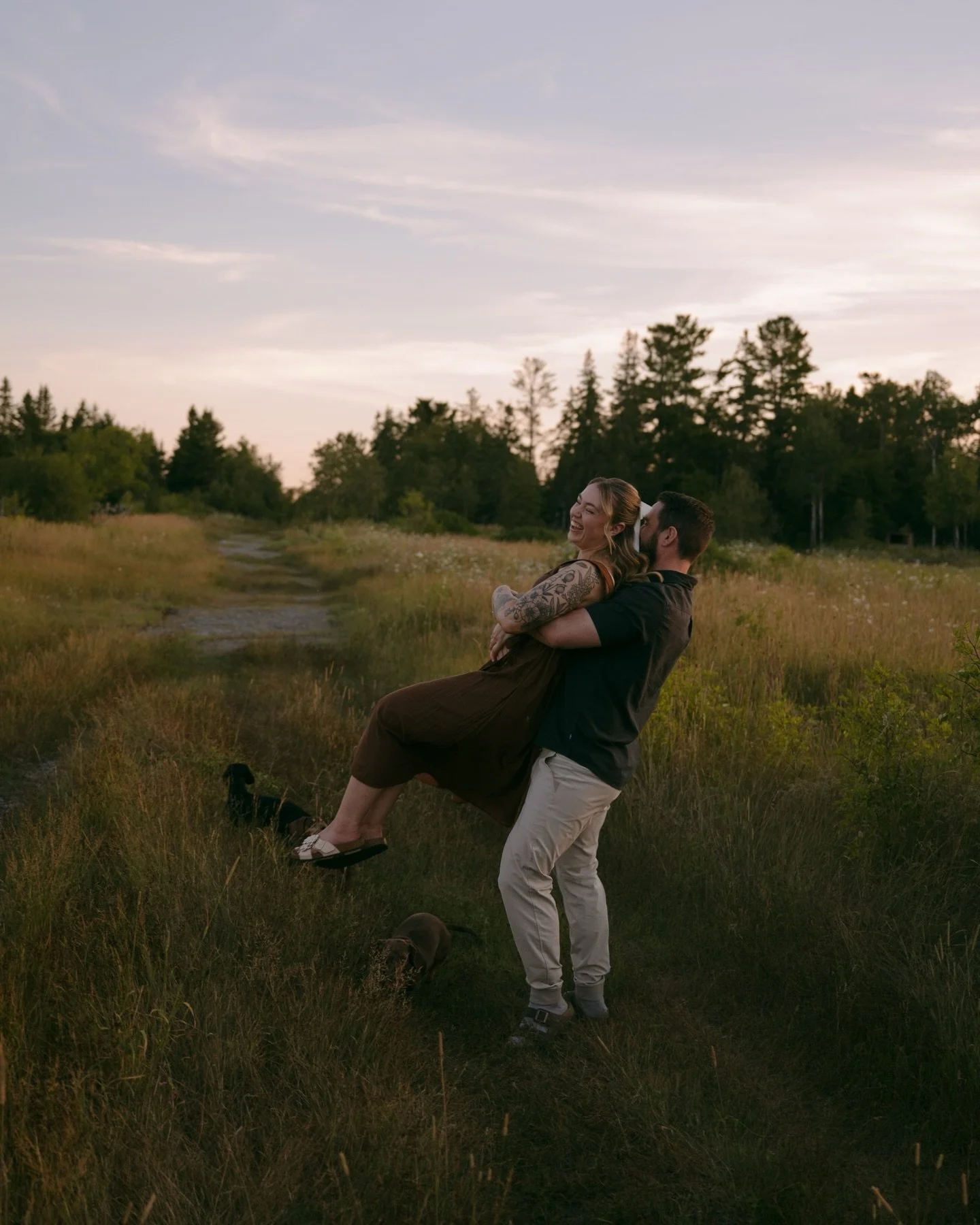 I&rsquo;ve been updating my website with lots of images from 2025 and wowowowowowow going through all the galleries makes me want warm weather SO bad. 

I can&rsquo;t freaken wait for all the fun to be had this season 🥹🫶🏻✨

Engagement Photos | Per