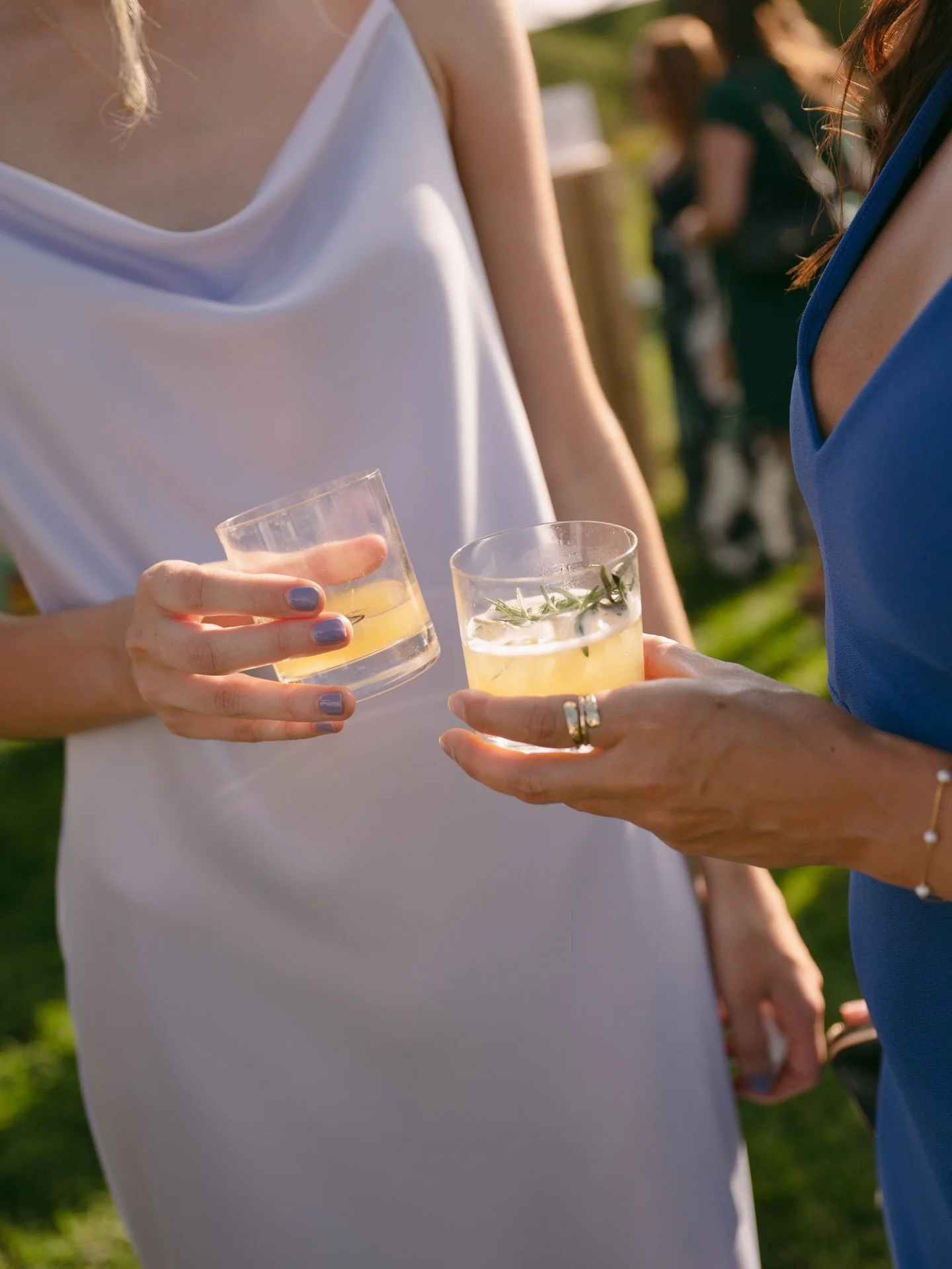 biiiiiiiiiiiiiig fan of cocktail hour 🫶🏻

whether it&rsquo;s candids or snapping cute pics for your guests, the social hour before dinner is so much fun to photograph 🤍