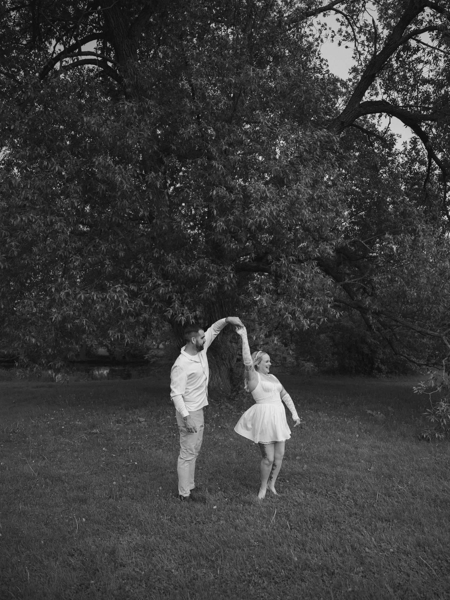 engagement session season is upon us!!! If you&rsquo;re booking a 2027 wedding and plan to have engagement photos before then, definitely consider reaching out to your photographer soon &mdash; especially if you&rsquo;re hoping for a summer shoot 🫶?