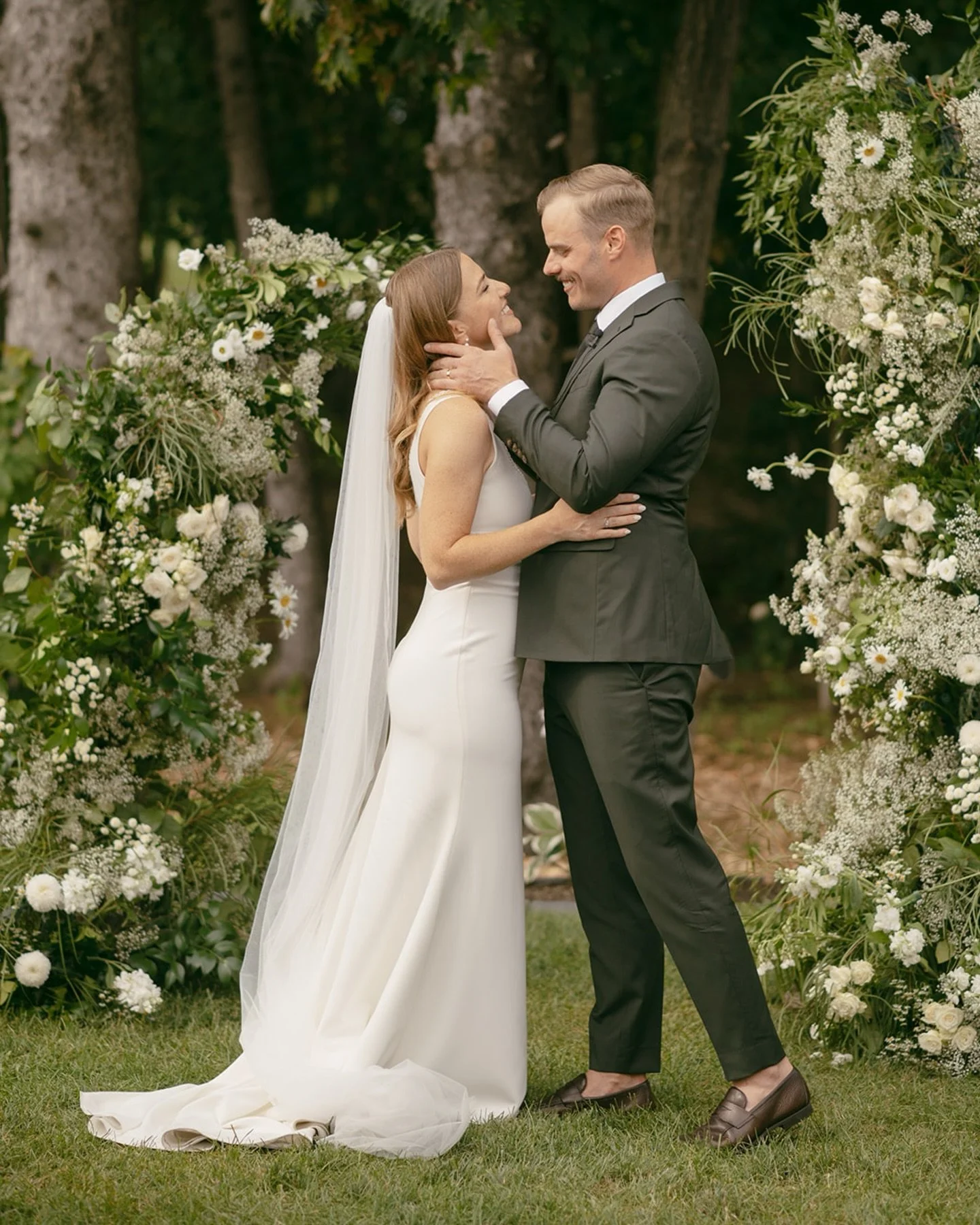 SUCH a fan of backyard weddings. There&rsquo;s just something so intimate and personal about a family setting such as this that is so special. 

Whether it&rsquo;s your family&rsquo;s cottage, parents backyard, or a friend&rsquo;s rooftop &mdash; giv