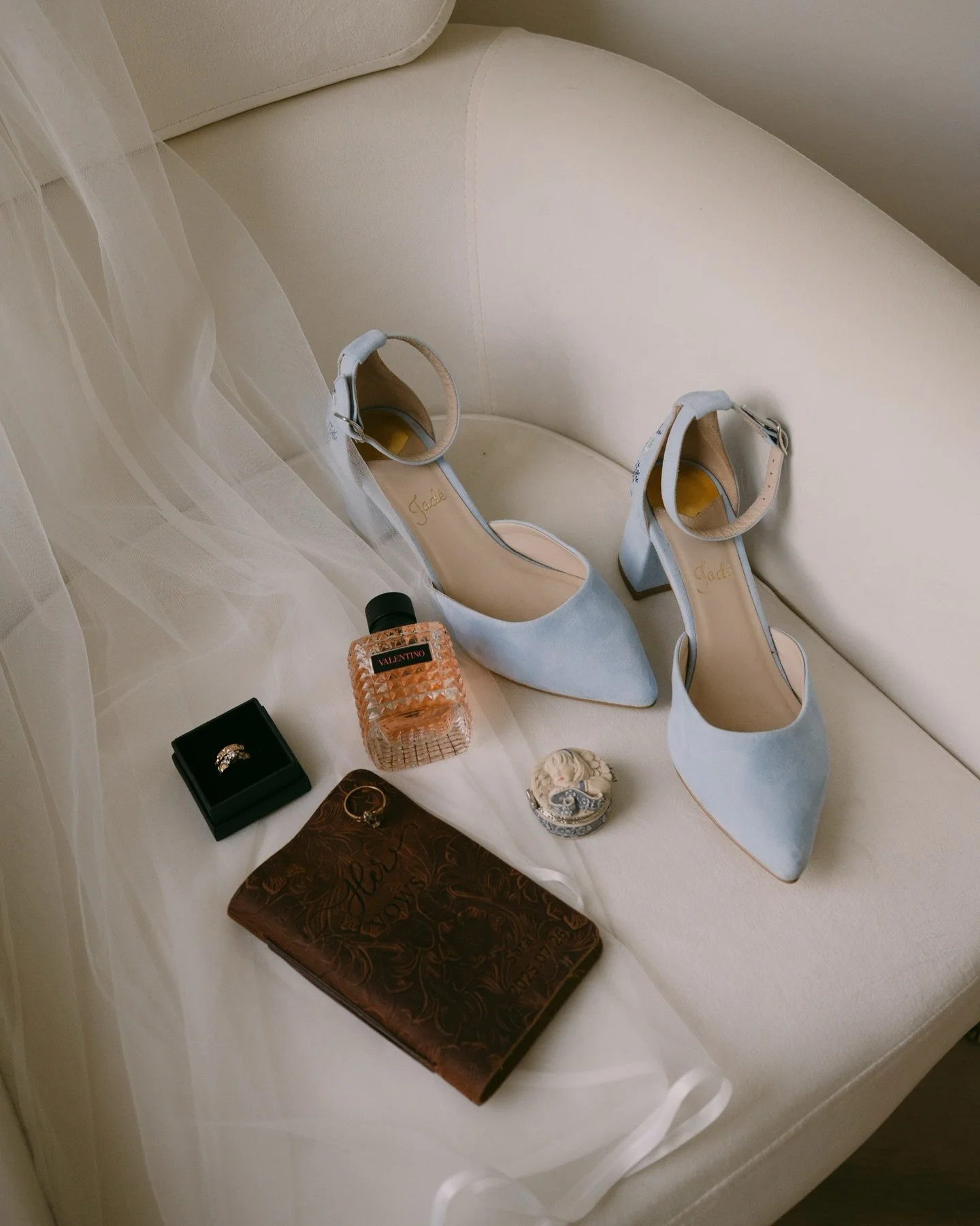 Ohhhhh how I love having fun with a flat lay 🥰

I don&rsquo;t push my clients too much into having stuff for a flat lay because I do enjoy focusing on what naturally unfolds during the morning of the day. 

That said, if you really want to have a fl