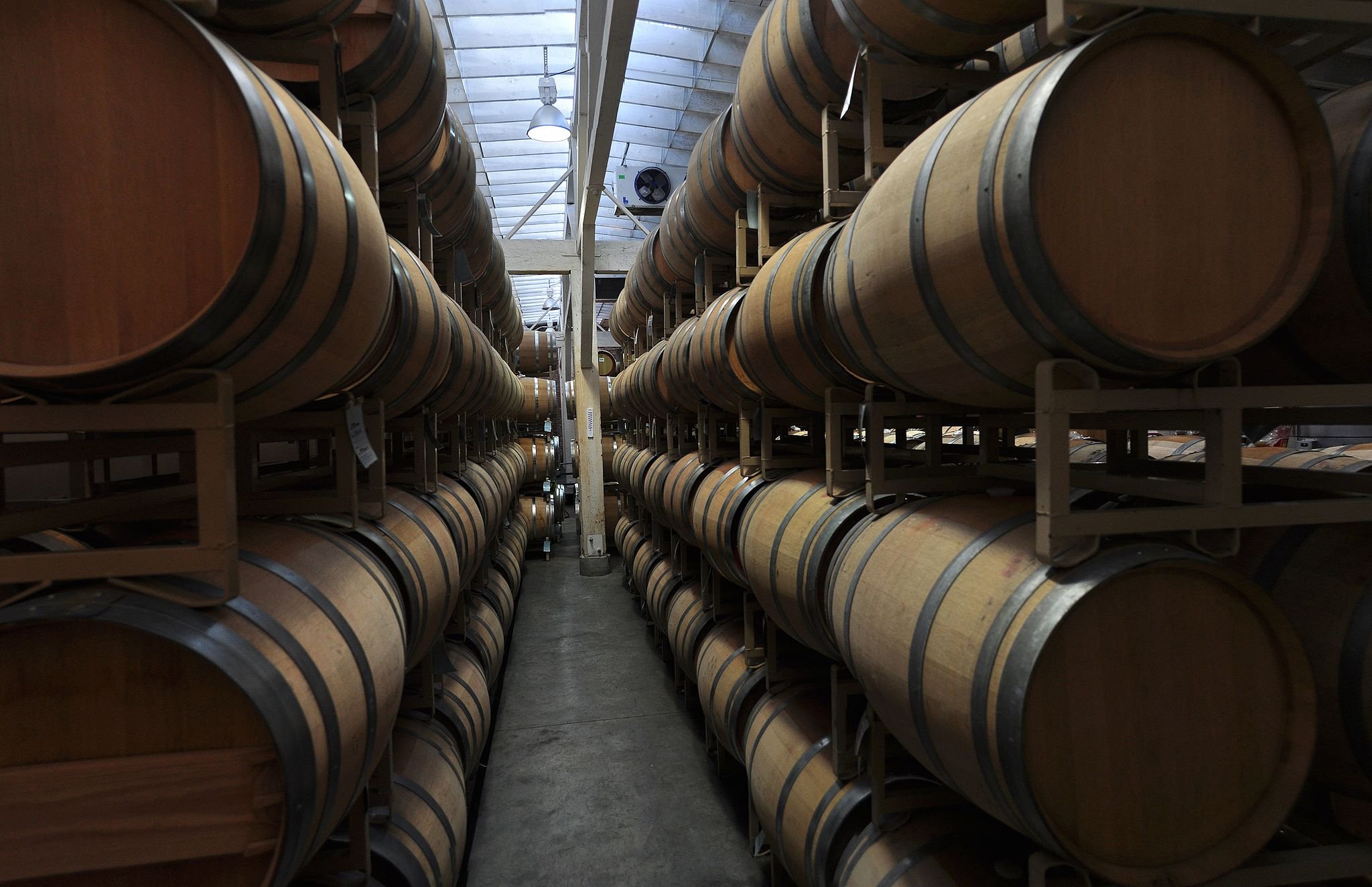 Walla_Walla,_WA_-_Seven_Hills_Winery_interior_pano_01.jpg