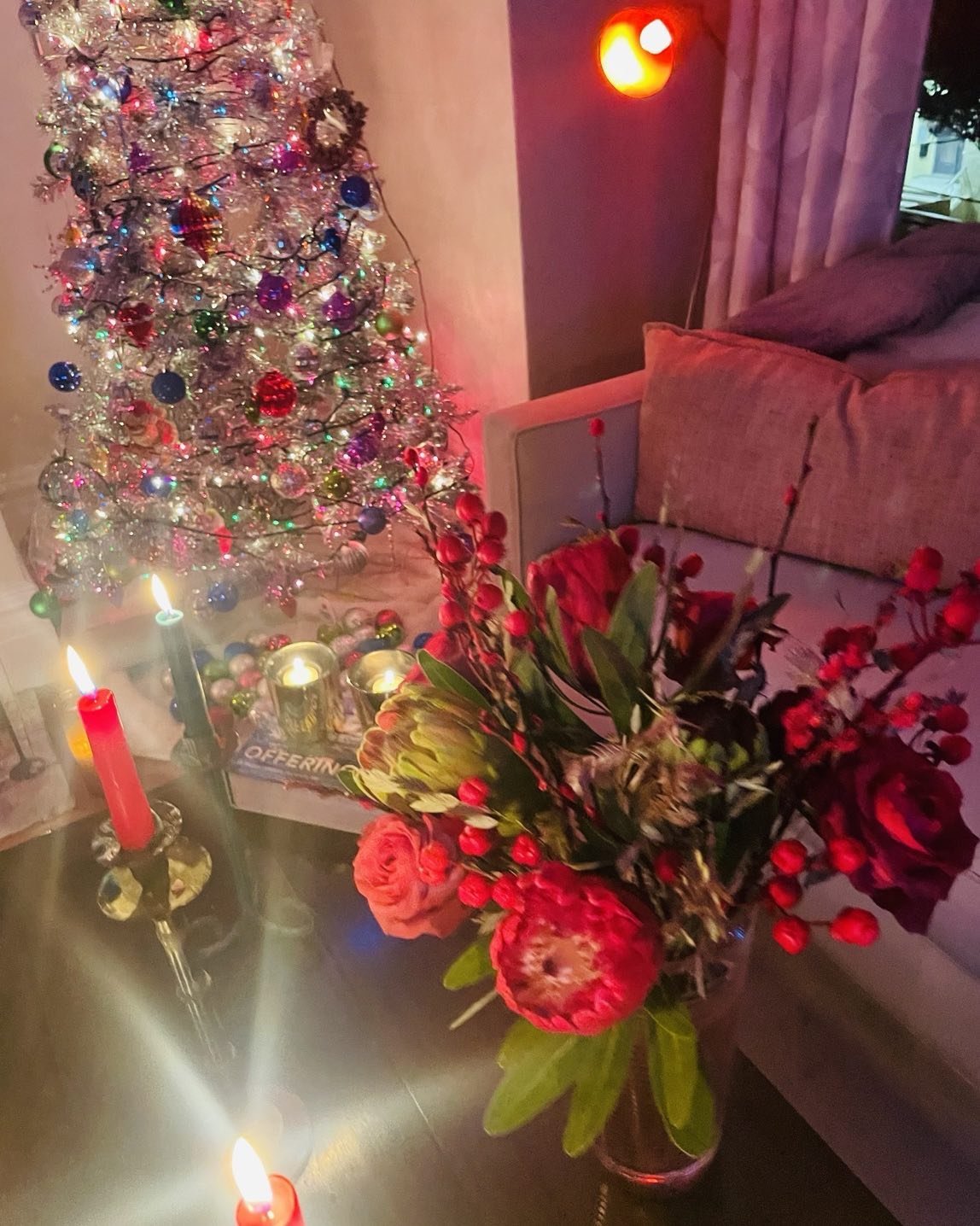 Inspired by the reds and greens of the holiday season!! #Happy #Holidays #Merry #Christmas #Joy #Flowers #Candles 🎄❤️🎅🌹🕯️