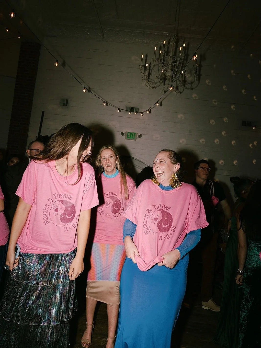 How fun is this?! Instead of a bouquet toss, this couple did a T-shirt toss with custom wedding tees for their guests and it was a total hit! 💕✨ Such a creative way to keep the party energy high and give everyone a fun keepsake.

Photos @leiatabriei