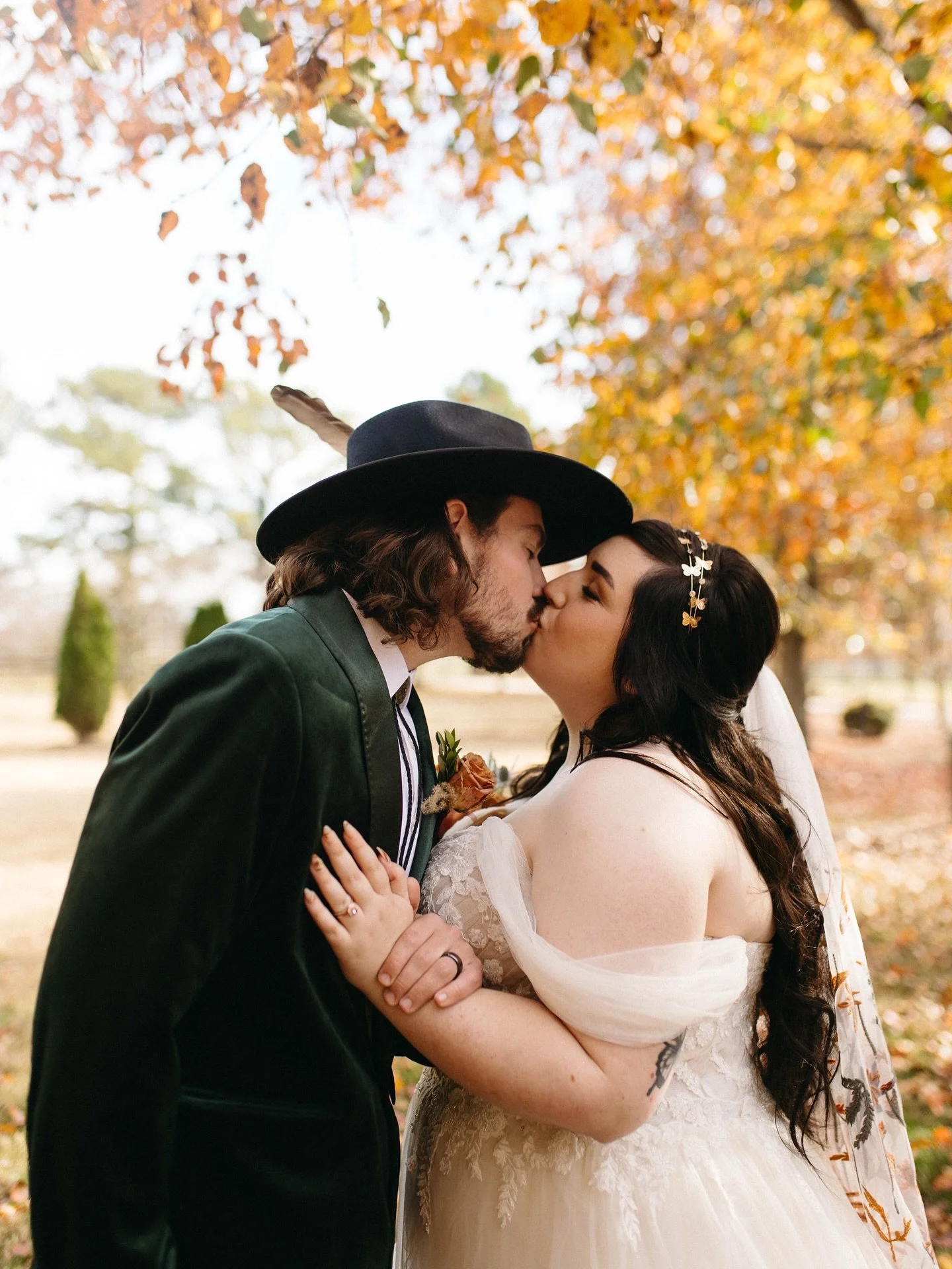 Happy anniversary to Melena and Matt!

Photo @elizabethsalazarphotography 
Venue @stonechapelnwa 
Planning &amp; Design @stardustweddingsnwa 
Personal Flowers &amp; Garland @earthandthorn 
Hair &amp; Makeup: @olajeanmakeupartistry @nwaoccasions @b.e.