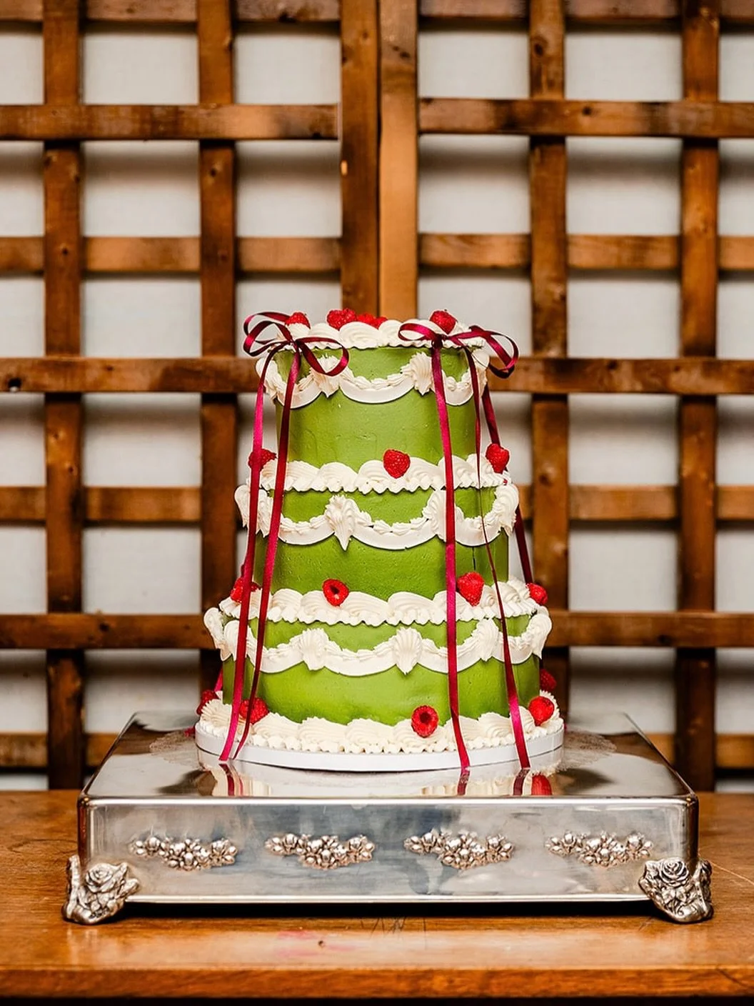 This cake needed its own spot on the feed. Cake by @thecakeoccasion 

Photo @karibjornphotography