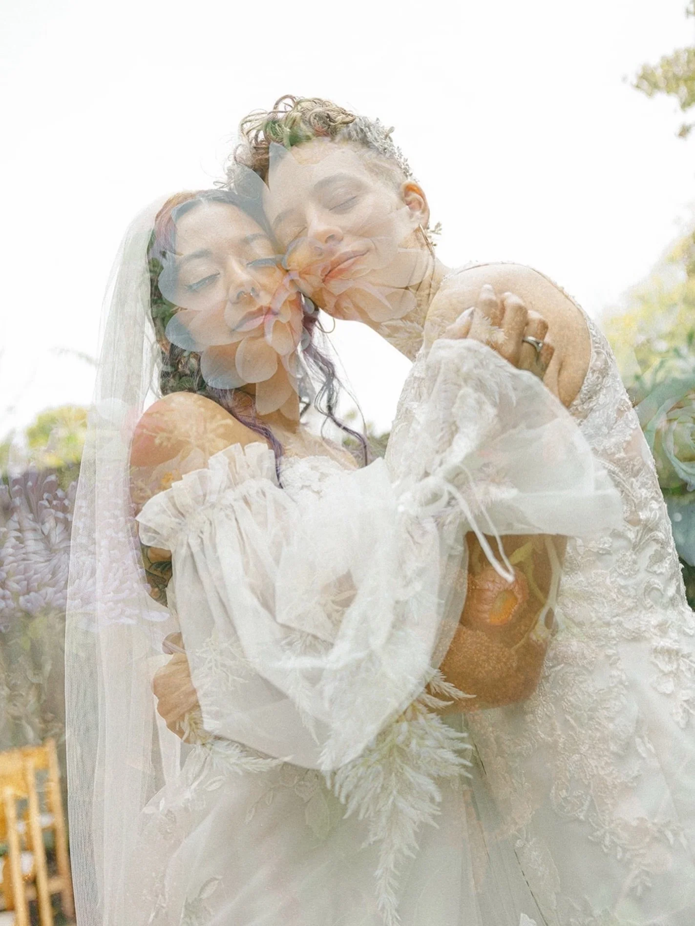 Margie + Laura 🌼 

Photo @a.marie.photo 
Coordination @stardustweddingsnwa 
Venue @gardenroomar 
Flowers @bakerstreetblooms 
Fruit table @shaddai_mixfruittable 
Catering @rabbitholenwa 
Cakes @cakes_by_chris_nwa 
Rentals @alchemy_event_rentals 
DJ @