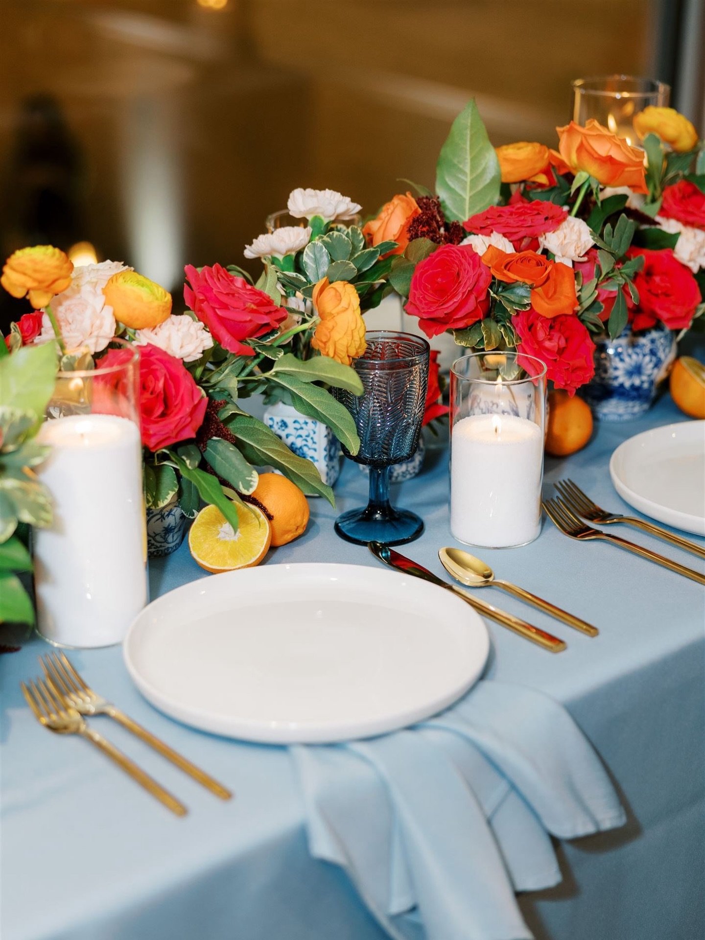 Love a juicy color palette 🍊

Flowers @maizeys.florals 
Tablescape design @stardustweddingsnwa @maizeys.florals 
Rentals @kindred.provisions 
Photo @shalaebyrdphotography
