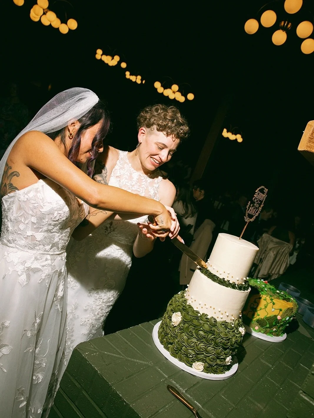 🌈 🍰 

Photo @a.marie.photo 
Cakes @cakes_by_chris_nwa 
Coordination @stardustweddingsnwa 
Venue @gardenroomar 
Flowers @bakerstreetblooms 
Fruit table @shaddai_mixfruittable 
Catering @rabbitholenwa 
Rentals @alchemy_event_rentals 
DJ @djsusieq85