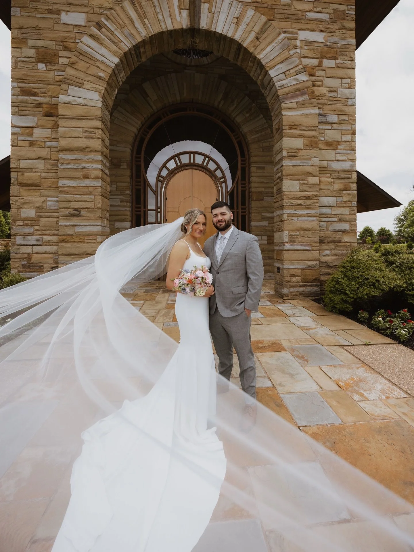 Love the drama of a veil &hearts;️

Photos @mht.media 
Ceremony Venue @huntchapelnwa
Reception, catering, bar @tavola_trattoria 
Makeup @_glambyandrea_ 
Hair @hair_by_mandy_r 
Flowers @bloominggaylesnwa 
Rentals @accentsbyovation @kindred.provisions