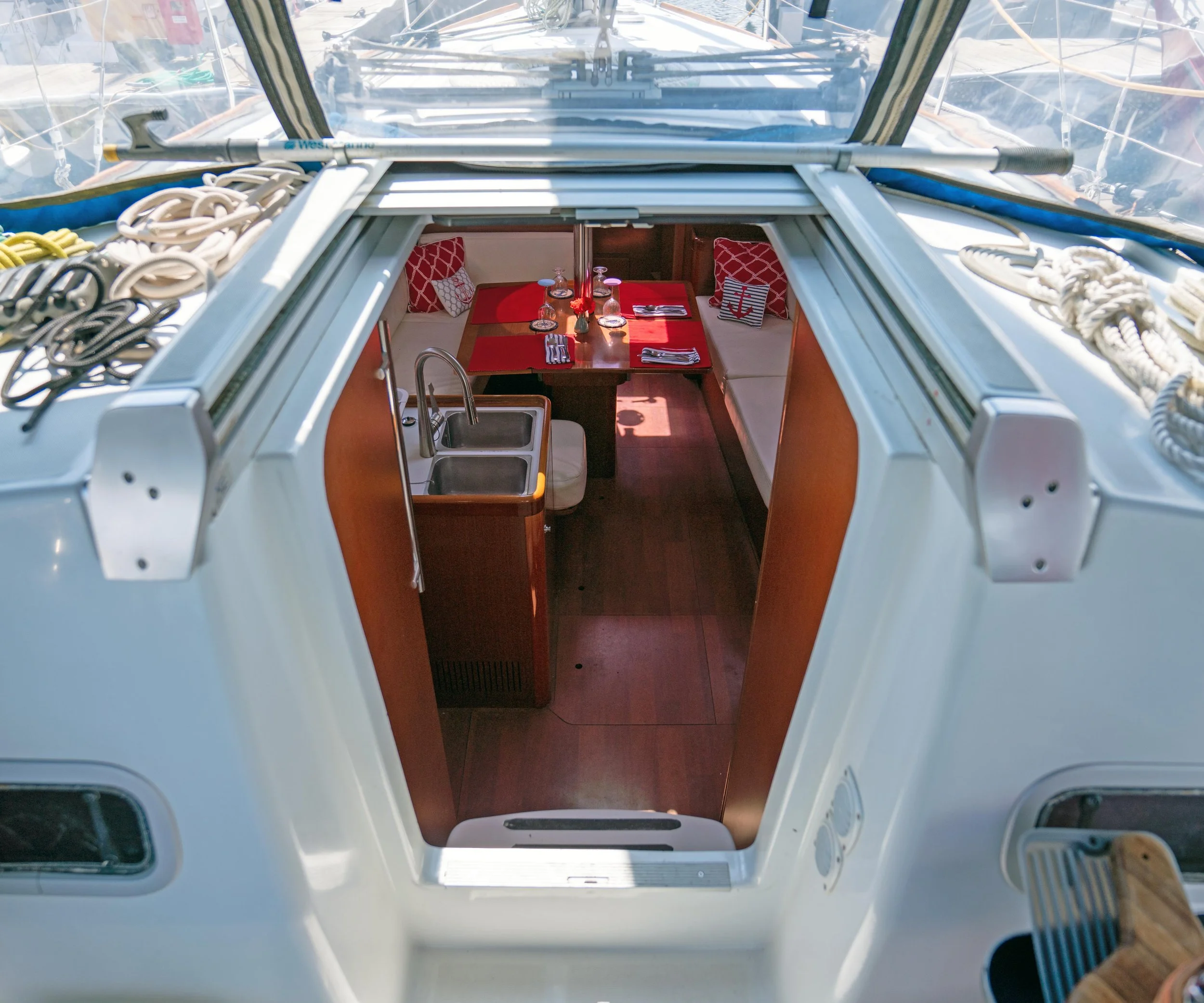 Beneteau Exterior Oceanis 37 companionway entry.jpg