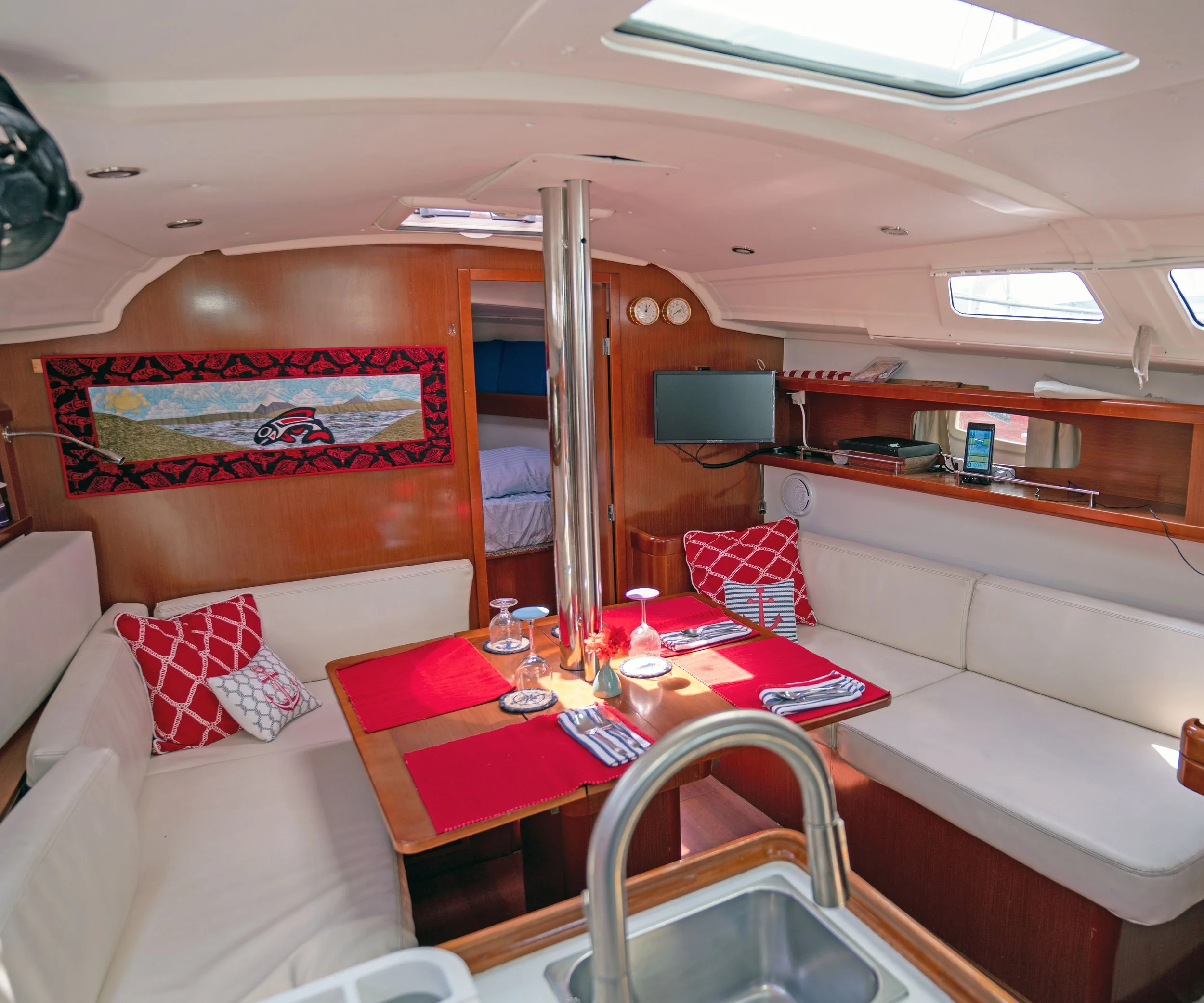 Beneteau Interior saloon.jpg