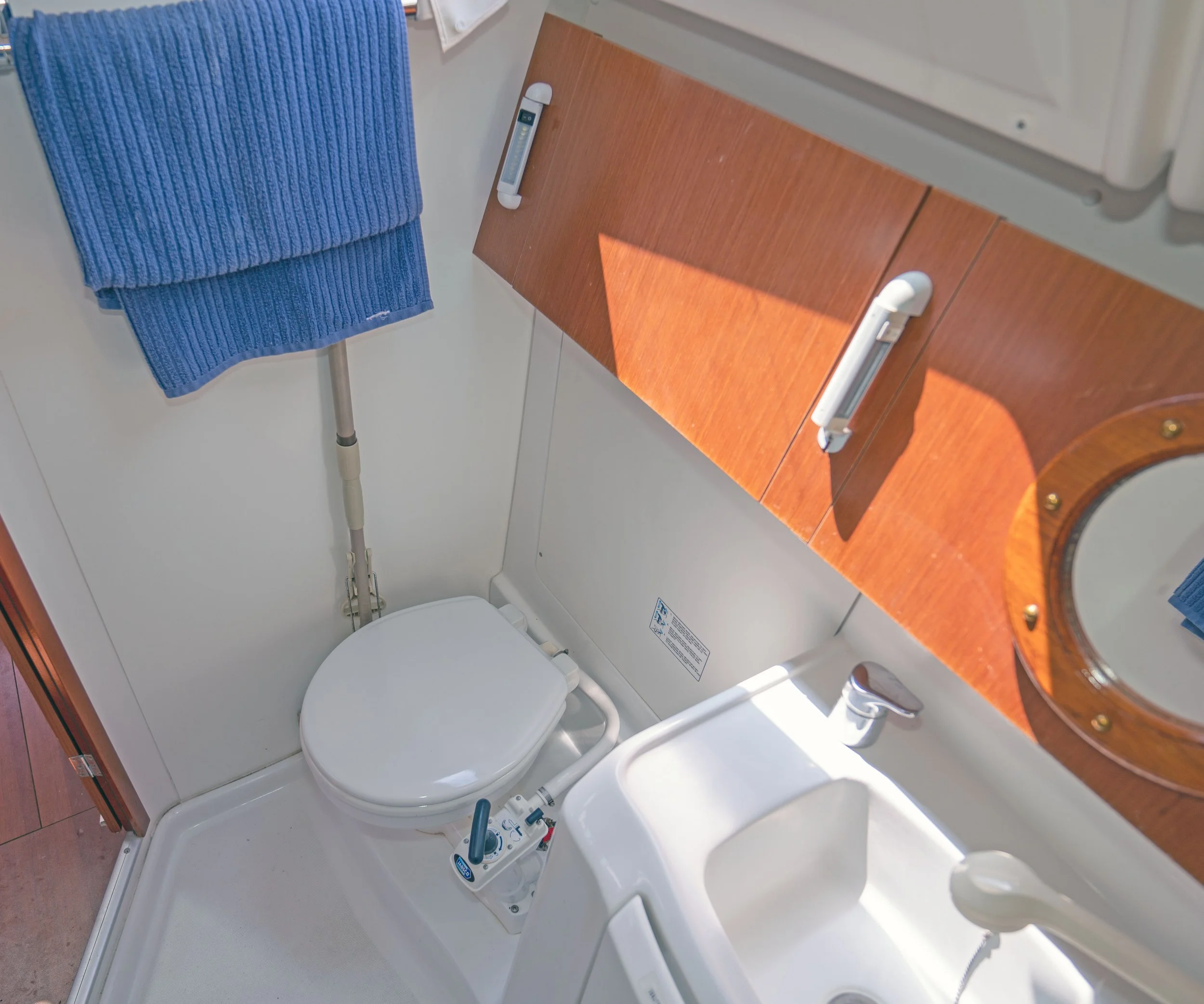 Beneteau Interior head 3.jpg