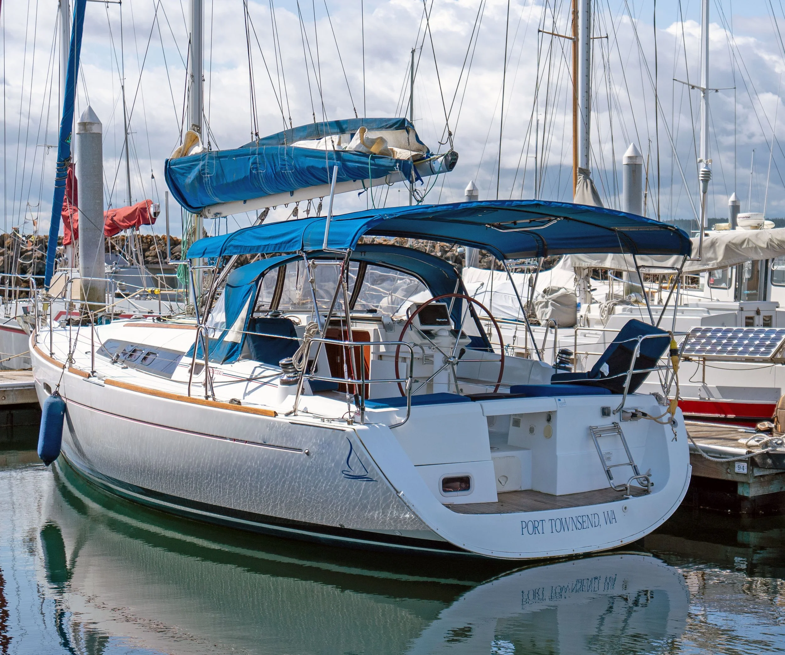 Beneteau Exterior Oceanis 37 port aft.jpg