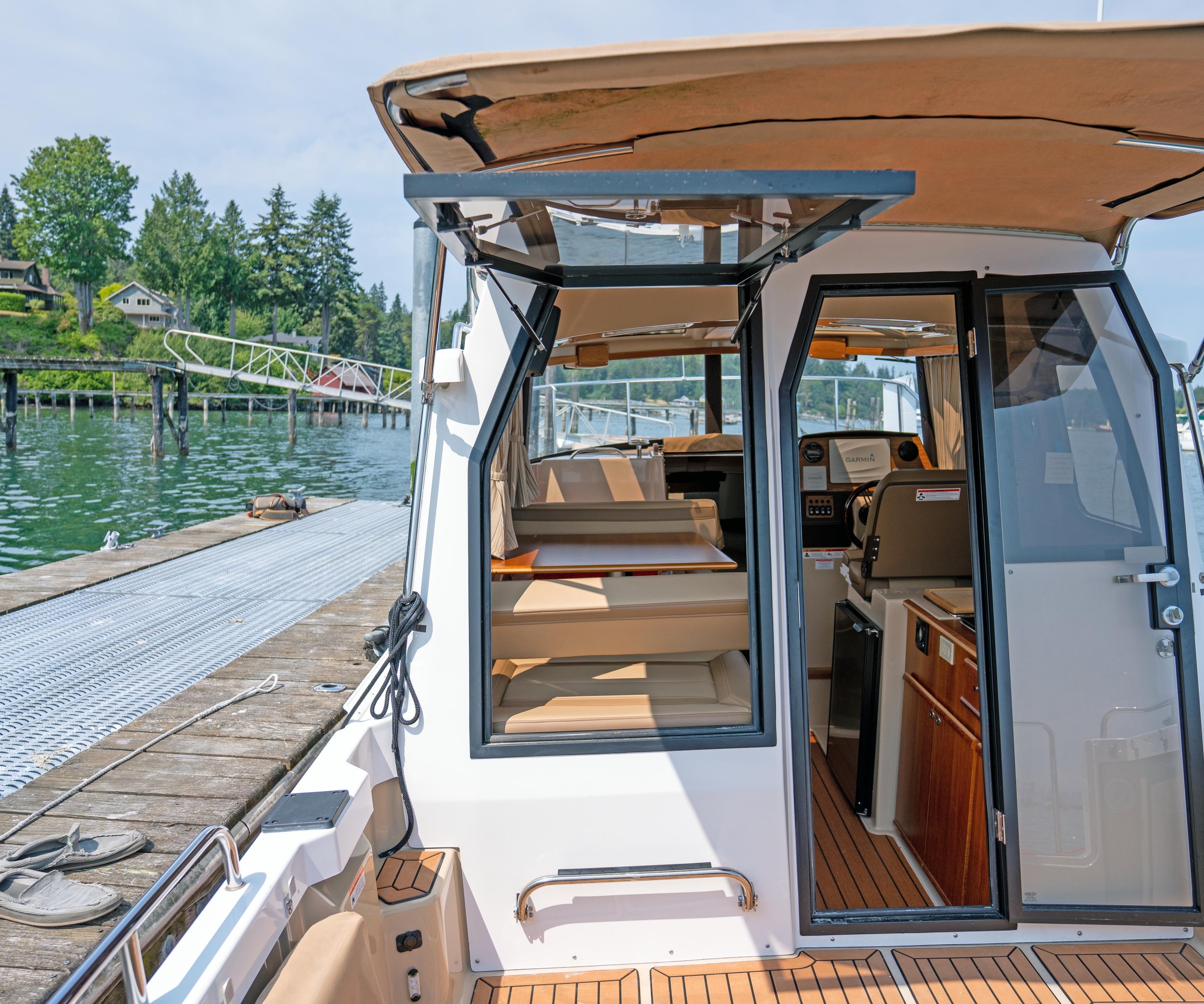 Ranter Tug exterior aft deck window open.jpg