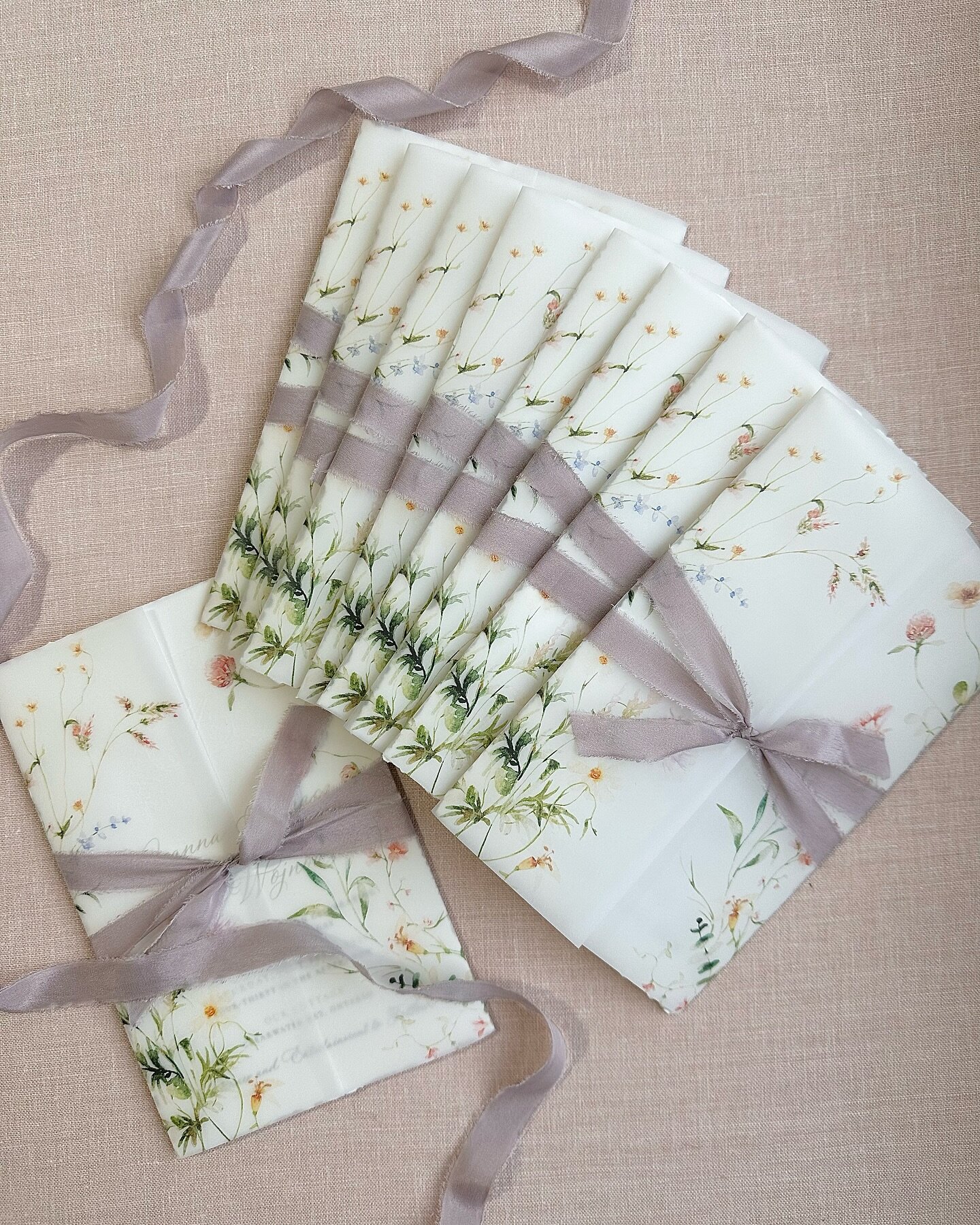 Just a little sneak peek of a beautiful summer set, finished off with a floral wrap and silk ribbon. This one with @blushandbowties @lauren_blushandbowties is going to be special 🤍
⠀
#stationery #paperandposte #vellumwrap #floralwrap #silkribbon #cu