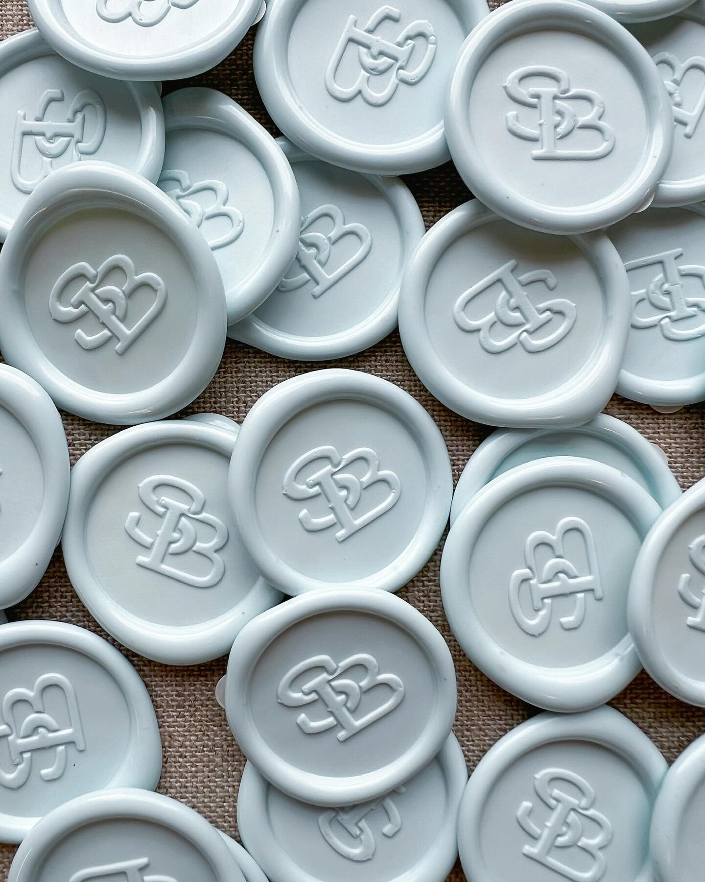 A moment for these wax seals 🤩🩵
#paperandposte #waxseal #wedding #invitations #custom #stationery #monogram