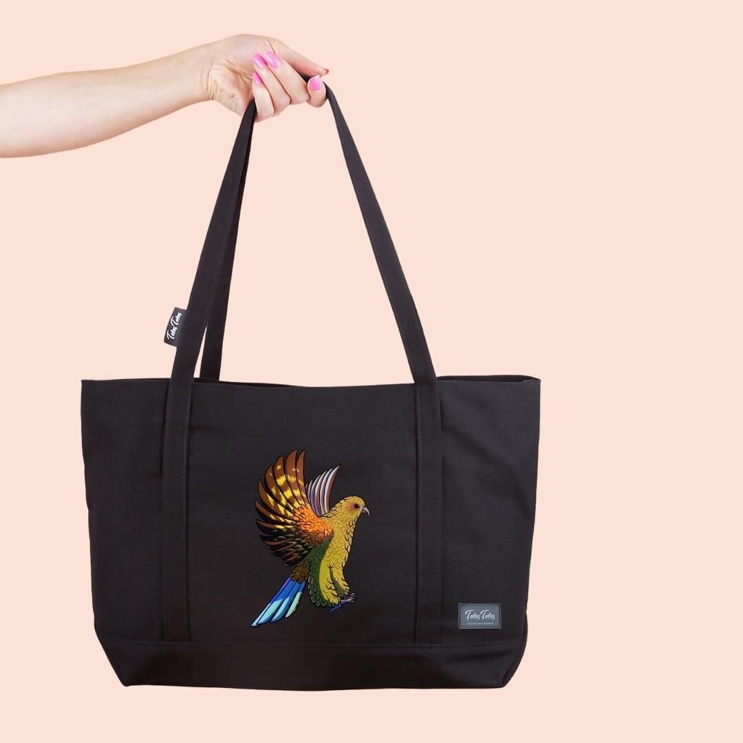 The loveable rascal, Aotearoa's very own alpine parrot. Intelligent, curious and a bit of a clown, it is of course the kea.
.
.
.
.
.
.
.
#kea #parrot #tote #totes #totebag #nativebirds #nativebirdsofnewzealand #bird #birds #nativenz #nativenewzealan