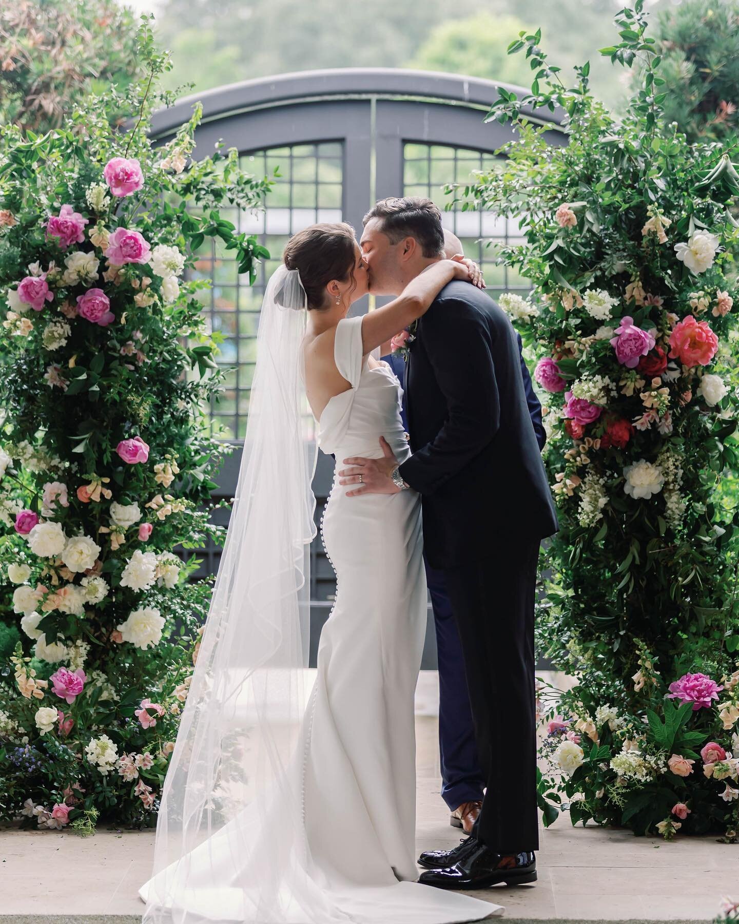 Congratulations to Julia &amp; Keenan! It was such a pleasure to bring her vision to life with such a fabulous vendor team. I will never tire of a colorful garden party wedding 🌷🪻🦋

Planning @theblushingdove @piperandmuse 
Photography @brandypalac