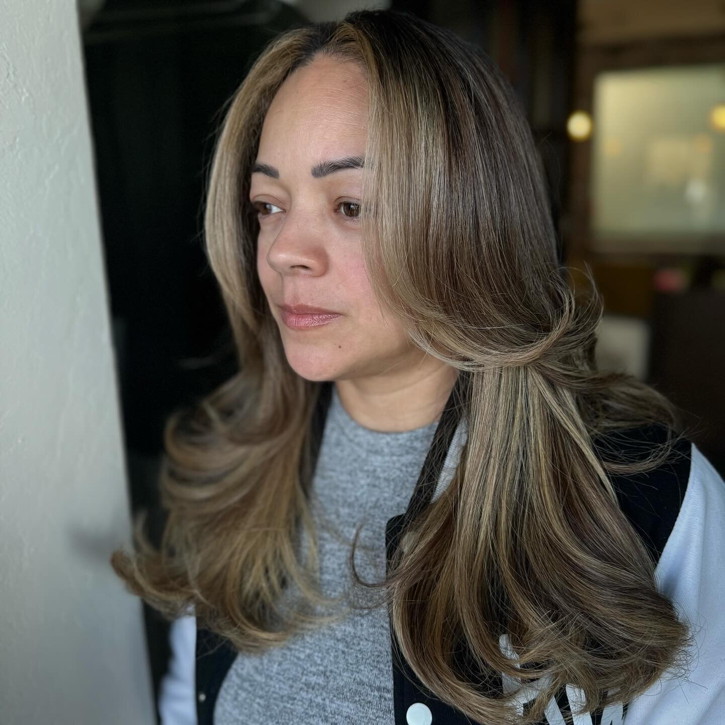 - B A L A Y A G E - 
done by Yaren 🌸
This technique is ideal for the low maintenance clients. It usually focuses on the mid-lengths and ends, while leaving the roots darker.