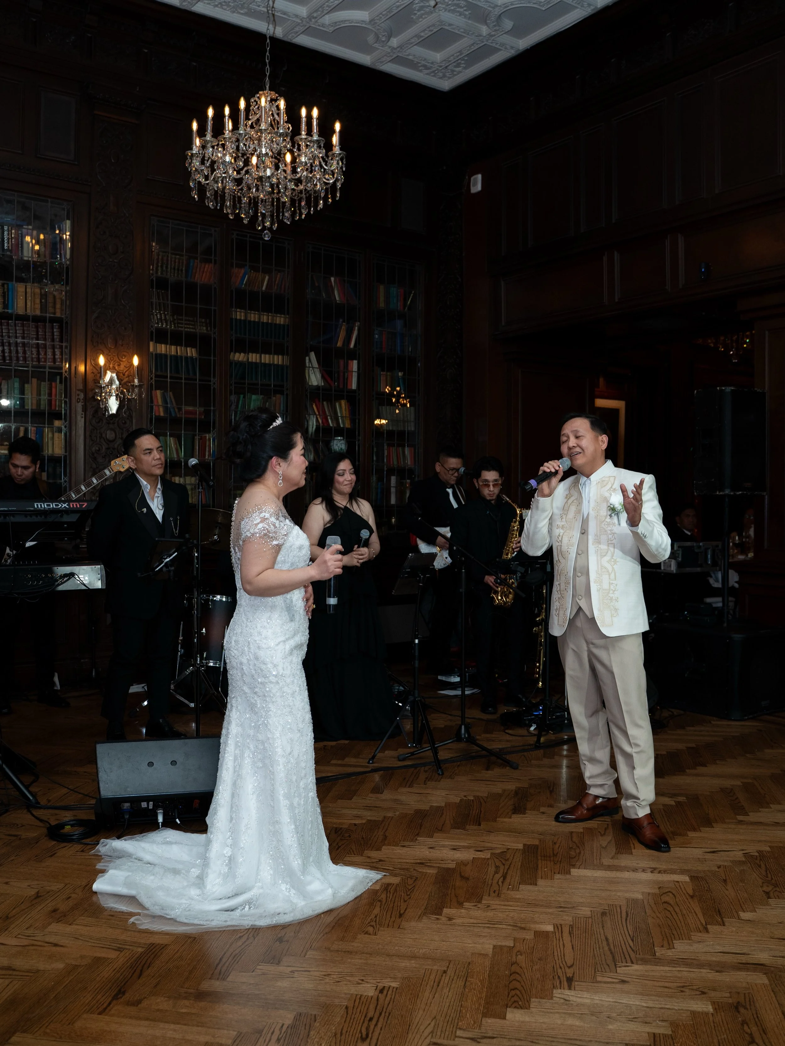 What you see vs. what we see 🤍✨

The couple: soaking in every moment, laughing with loved ones, and being fully present on one of the biggest days of their lives.

The planner: managing timelines, cueing the wedding party, coordinating vendors, answ
