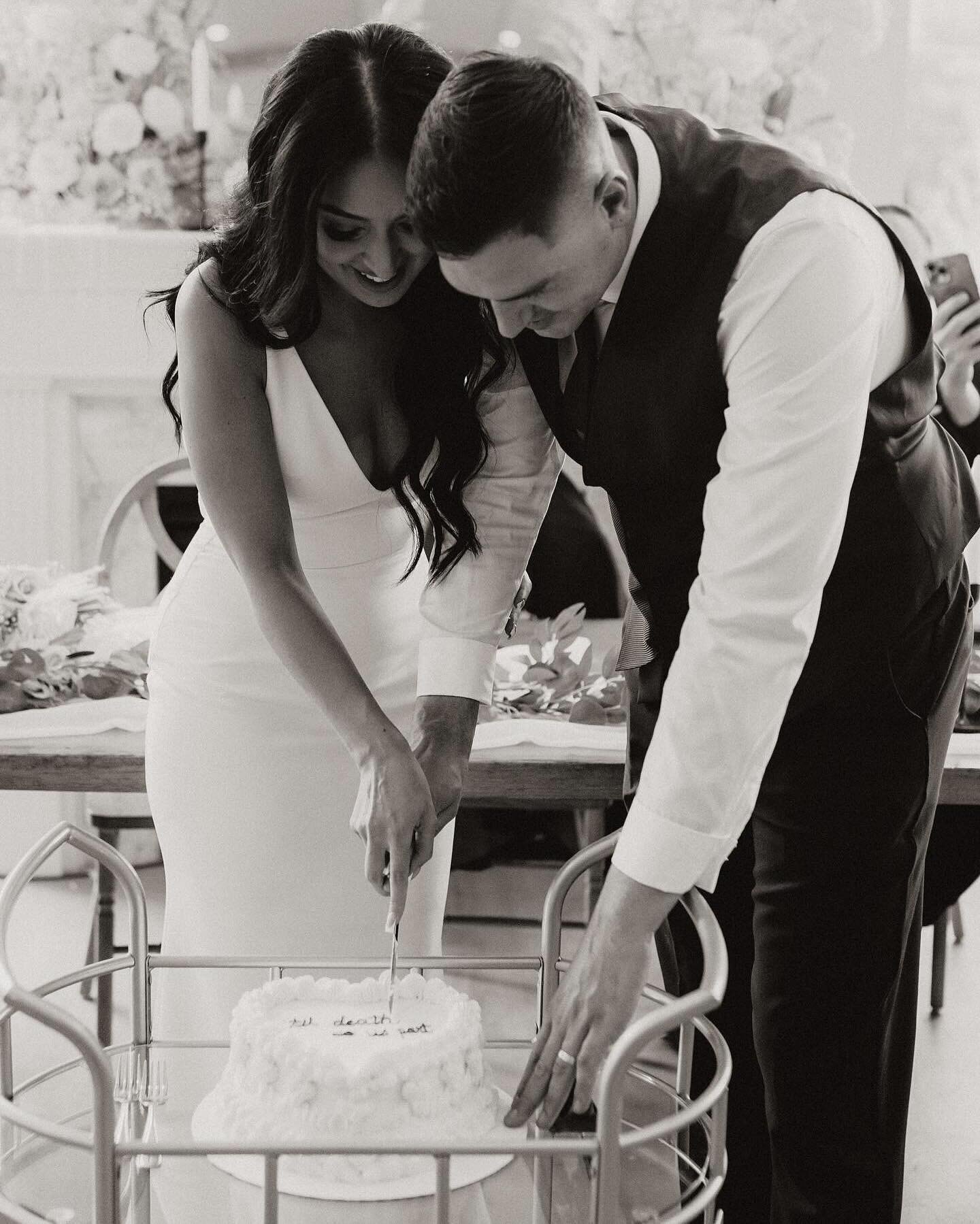 Working with Matt and Mariah was a full circle moment! We met Mariah at our first bridal show hosted by @blushmagazineca in 2022. From that moment, M&amp;M envisioned their dream day&mdash;a simple vintage cake to share, and they chose our Strawberry