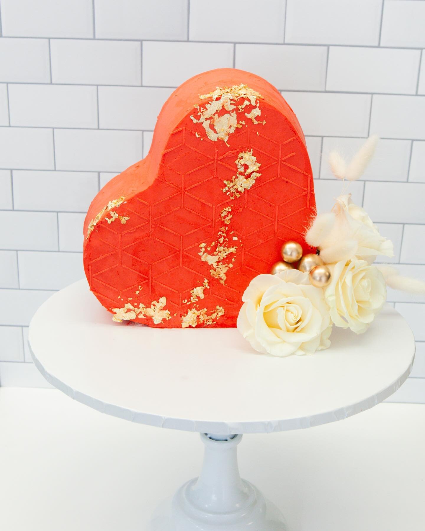 We call this design &lsquo;Love Drop&rsquo;! A masterpiece of elegance combining intricate geometric patterns and luscious fresh and dried florals, symbolizing the intertwined journey of love. Head to our shop page to order this cake and more for you