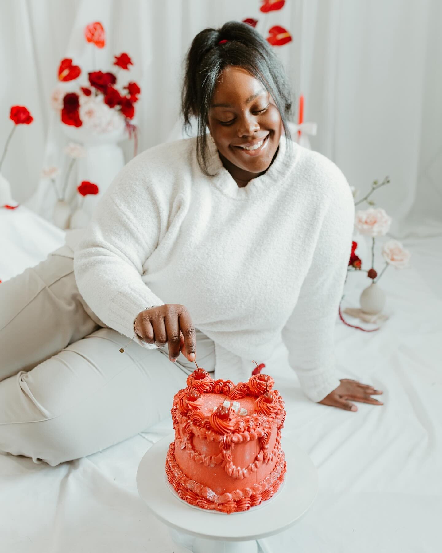 Happy Lover&rsquo;s Day!!! Love is the sweetest masterpiece, just like this cake 🥰 We LOVE love at LAYERED! Hope you feel loved today and every day 🤍 

How are you celebrating Valentine&rsquo;s Day this year? 

Photography: @sbphotography.yeg 
Flor